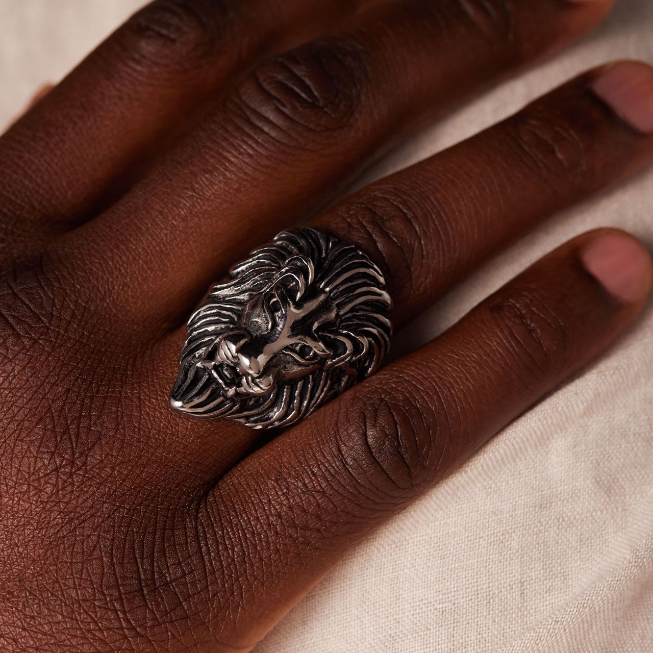 Ring aus Edelstahl mit Löwe