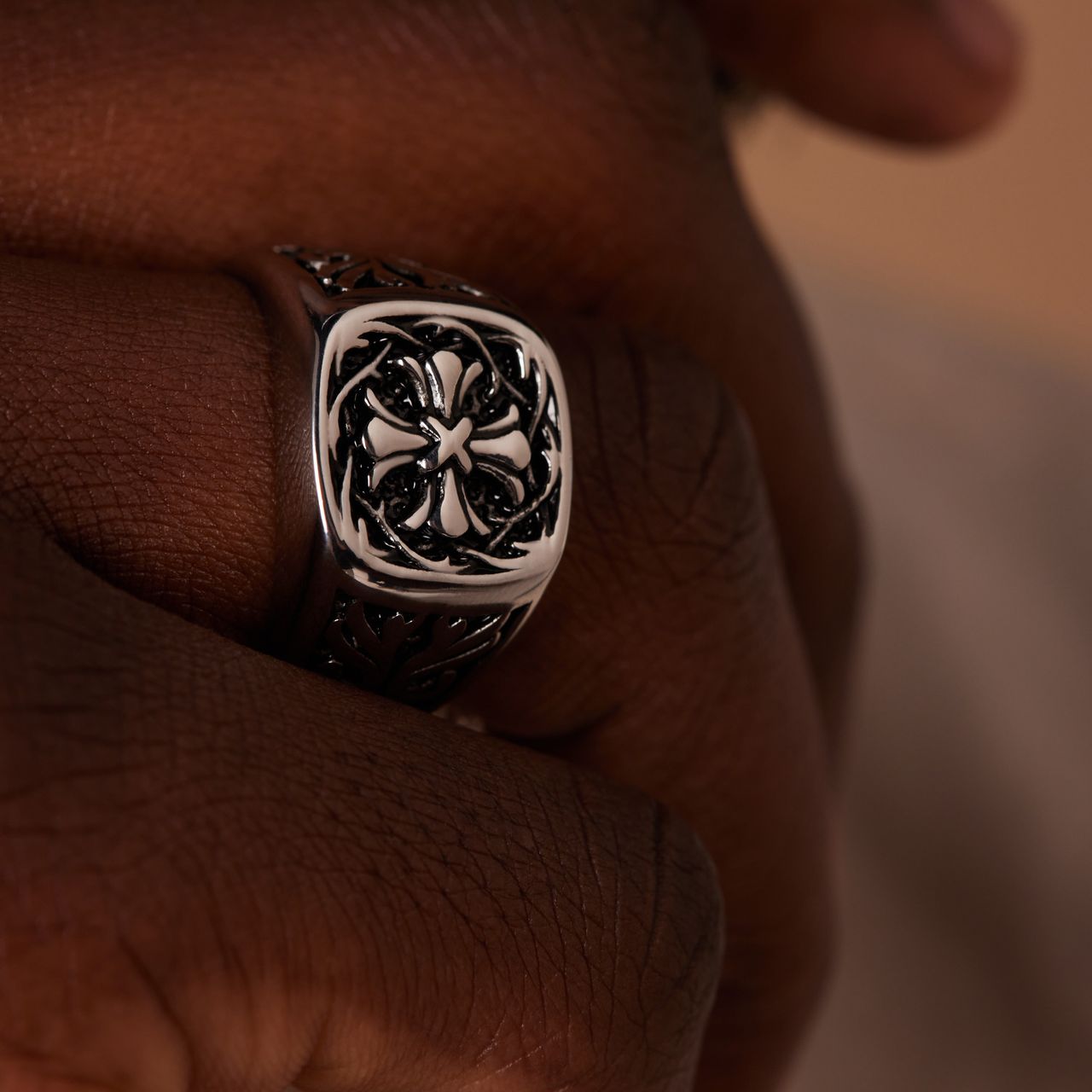 Stainless steel ring met kruis