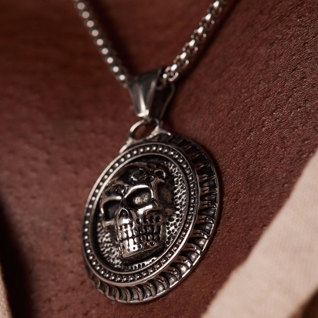Halskette aus Edelstahl mit rundem Totenkopf