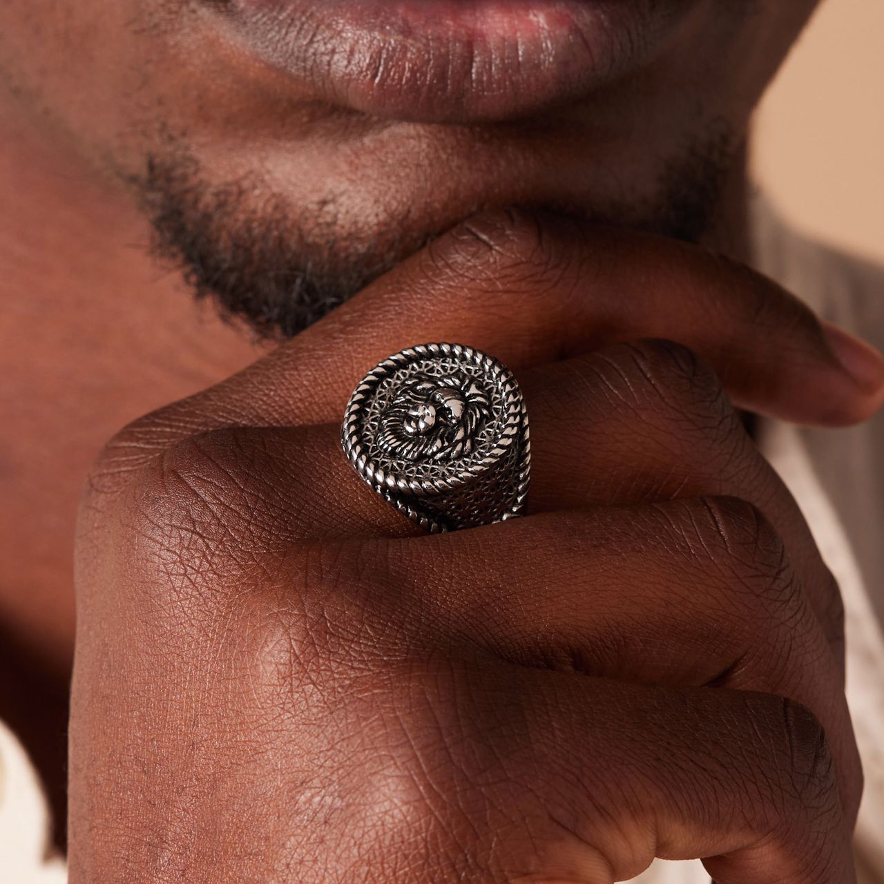 Ring aus Edelstahl mit Löwe