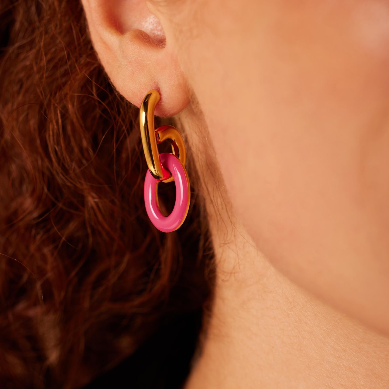 Stainless steel goldplated oorbellen met fuchsia emaille