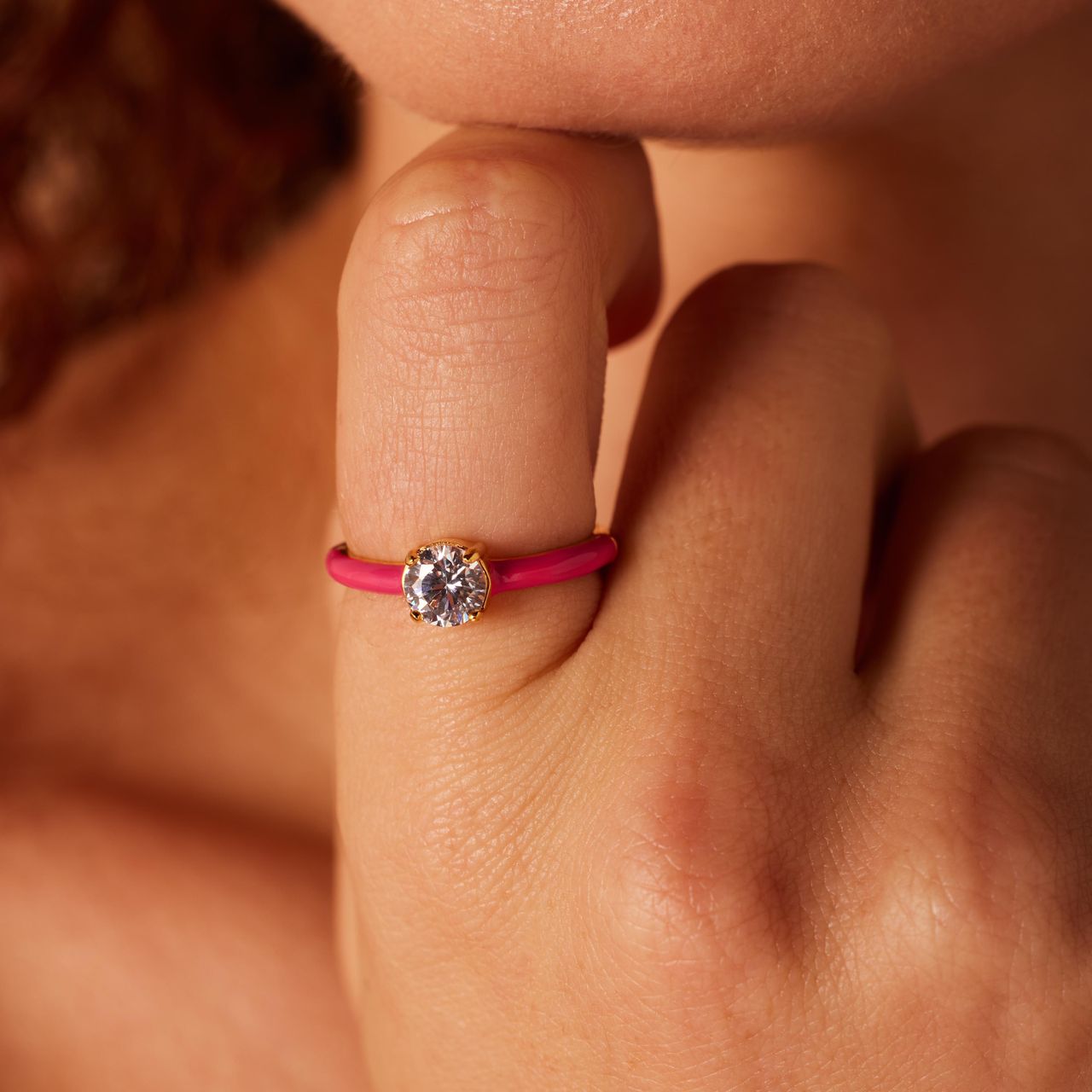 Stainless steel goldplated ring met fuchsia emaille&zirkonia