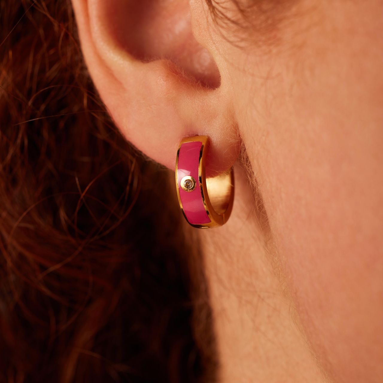 Stainless steel goldplated oorbellen fuchsia met zirkonia