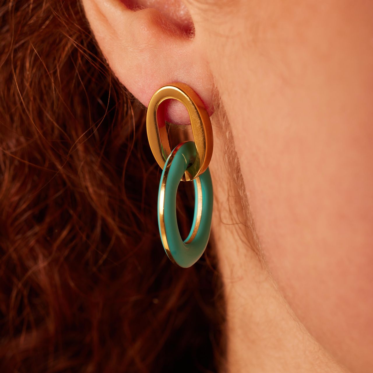 Stalen goldplated oorbellen met lichtblauw emaille