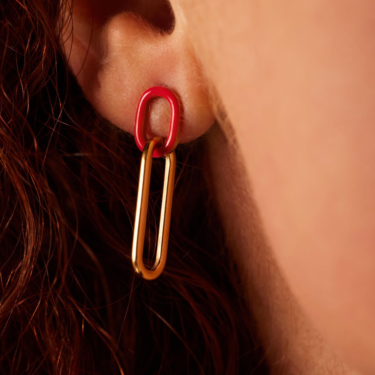 Stalen goldplated oorhangers met emaille fuchsia voor dames