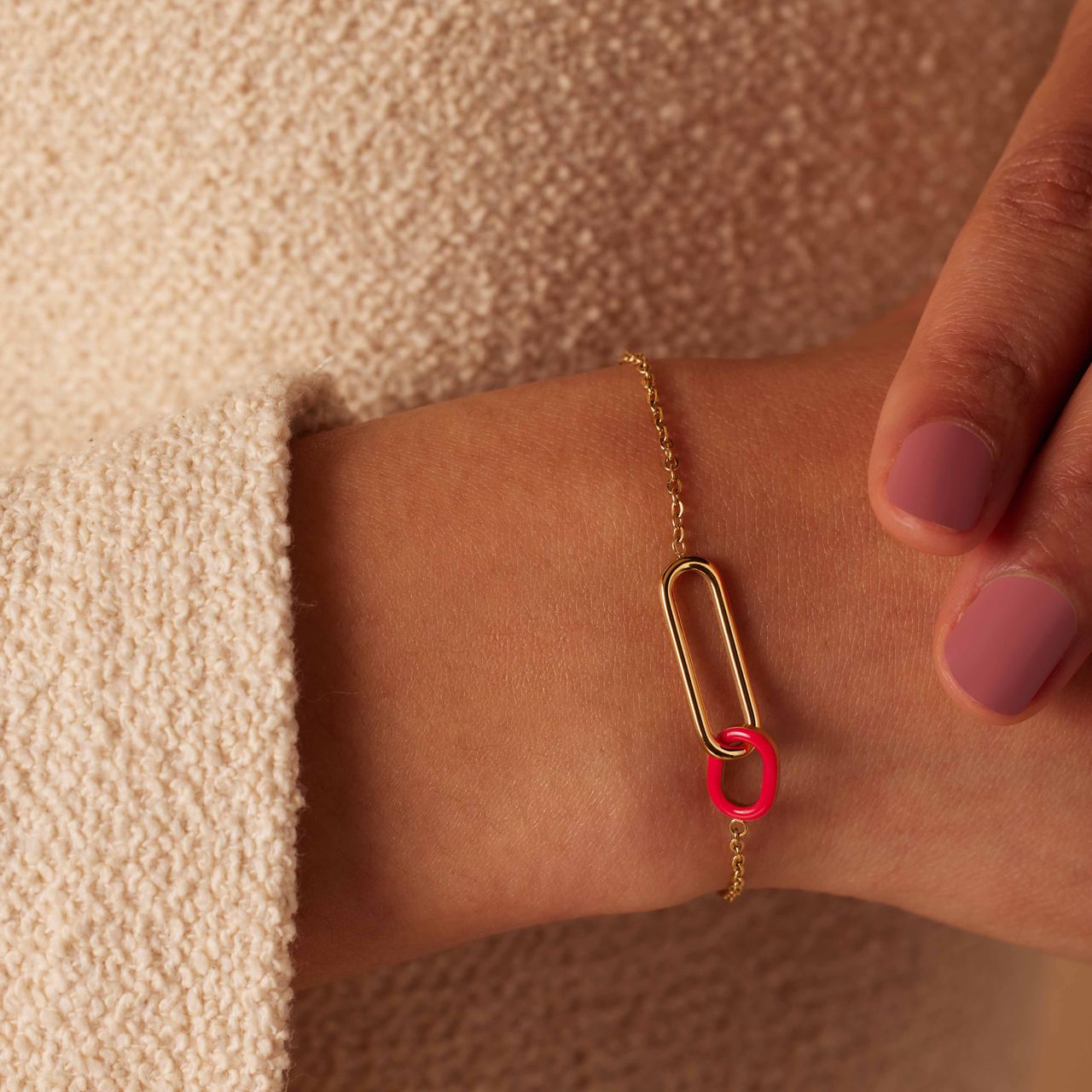 Stainless steel goldplated armband met fuchsia emaille