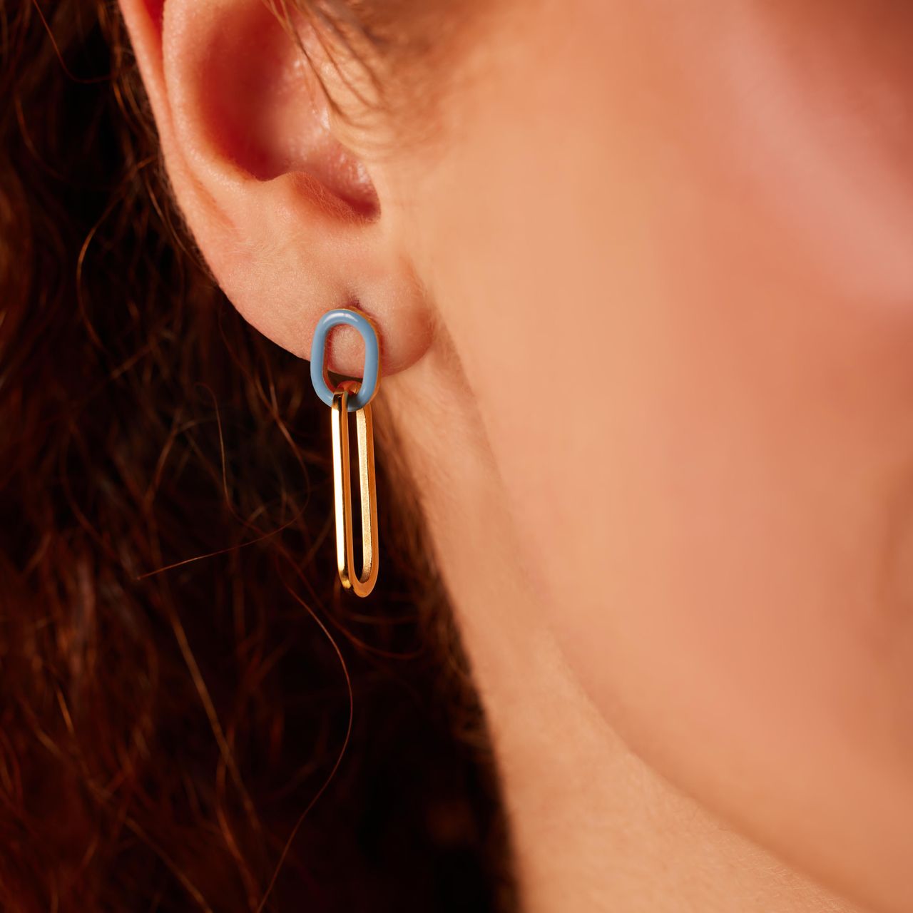 Stalen goldplated oorbel met babyblauw emaille