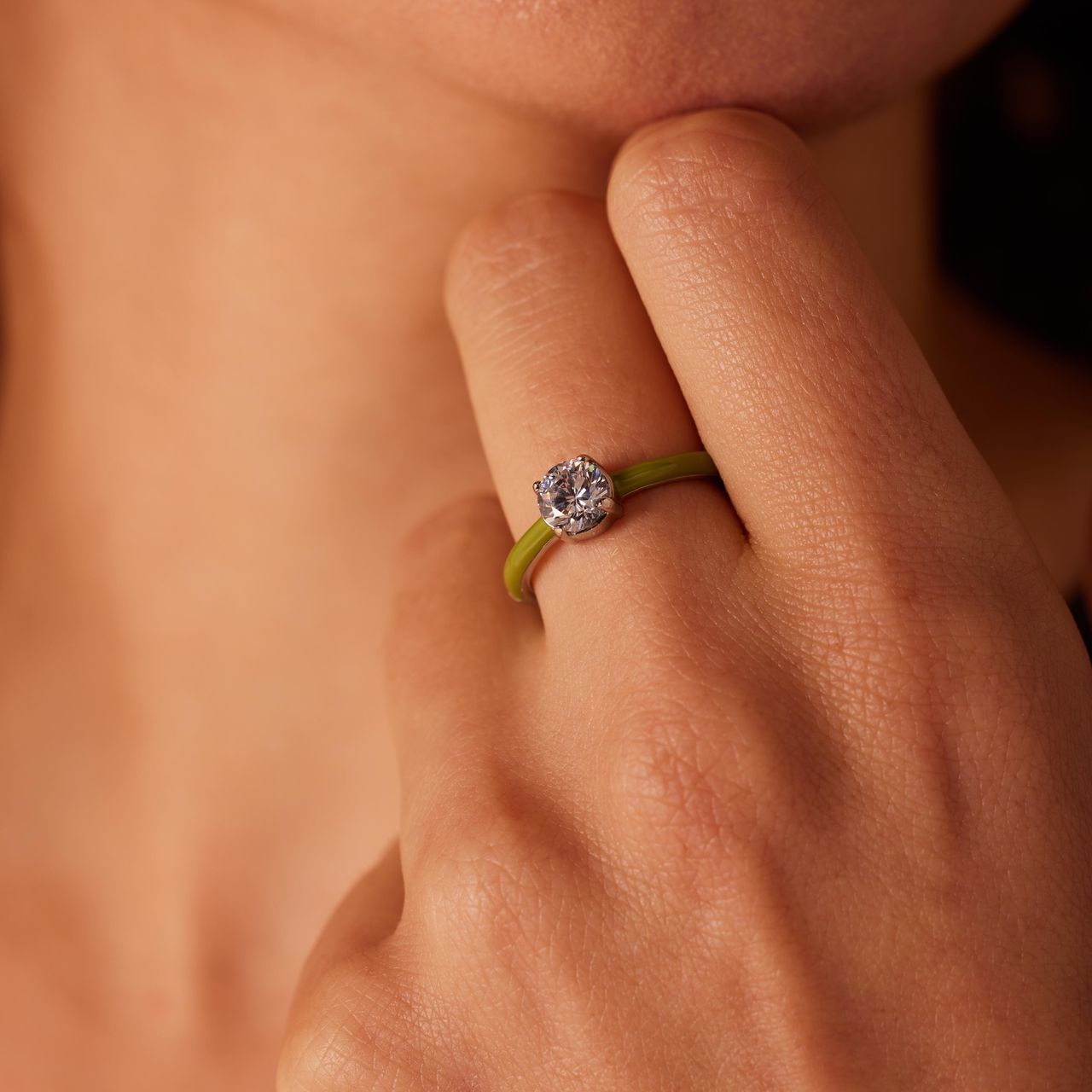 Stalen goldplated ring met groene emaille&zirkonia