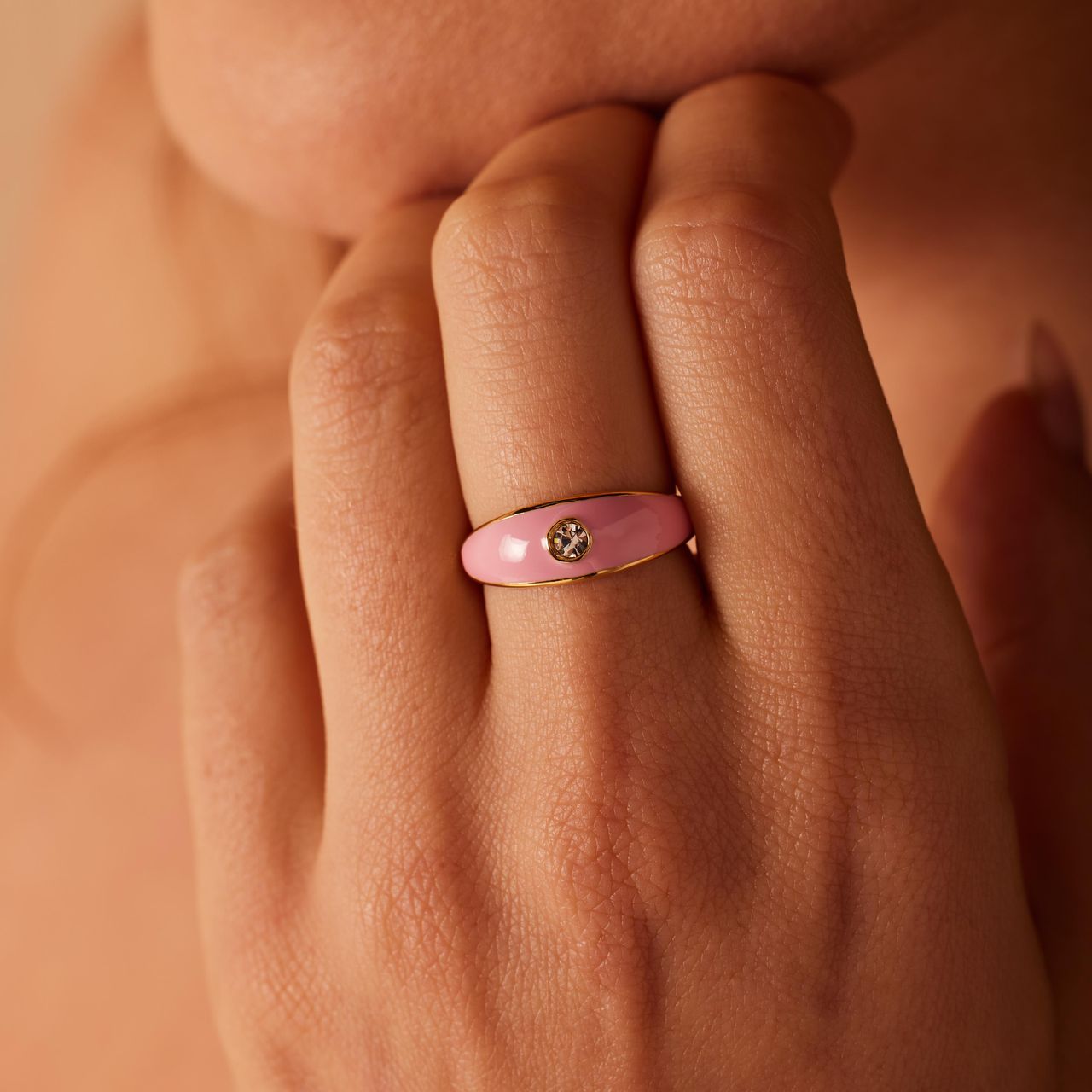Stalen goldplated ring roze emaille met zirkonia