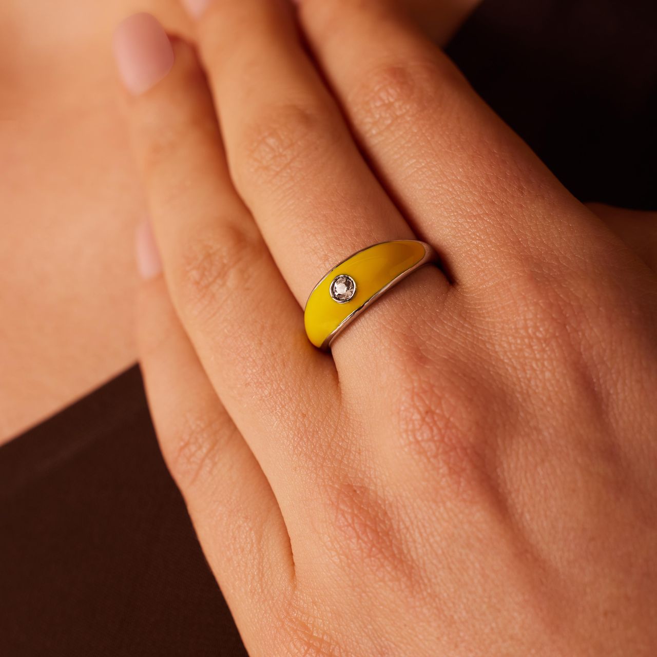 Stainless steel ring met gele emaille en zirkonia