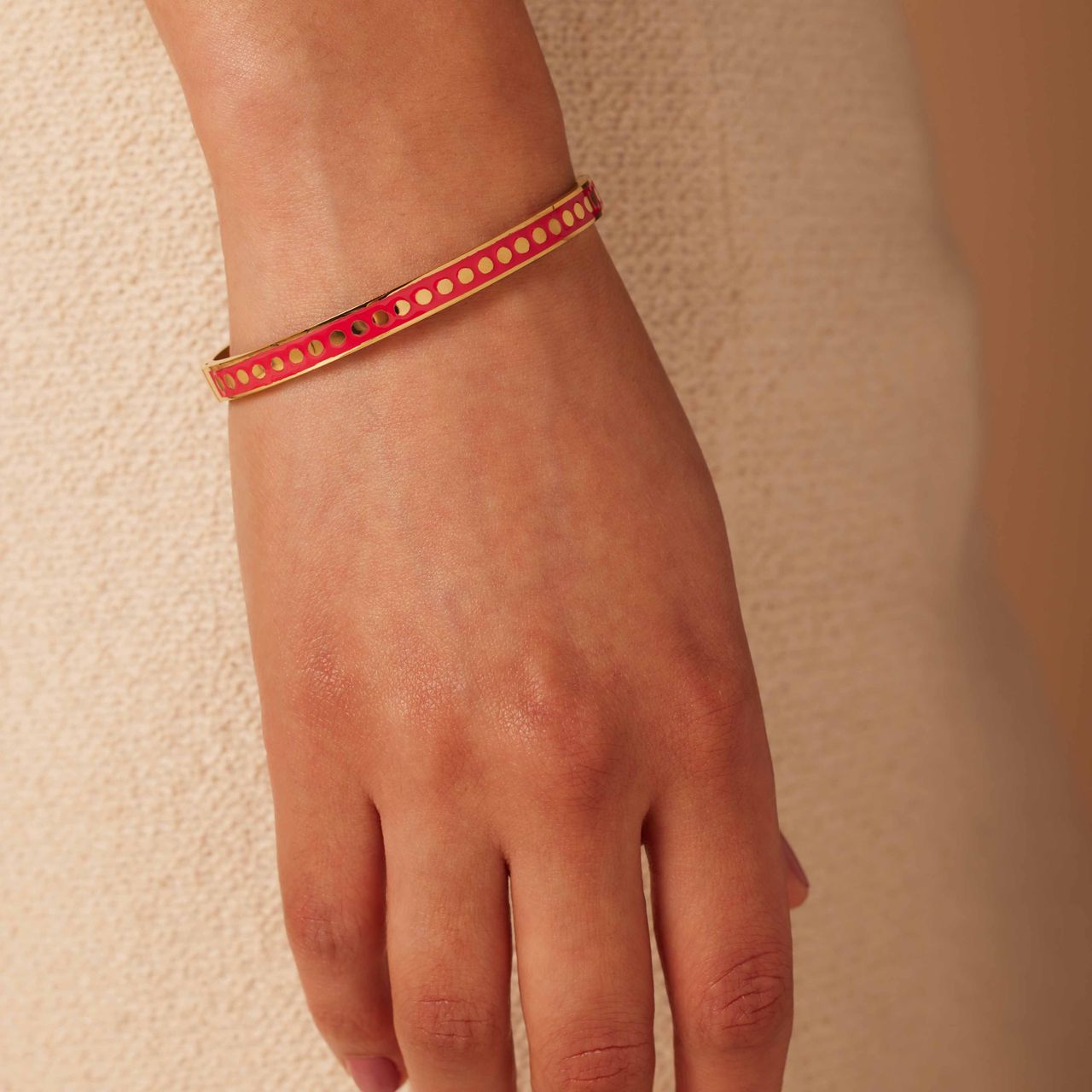 Stainless steel goldplated bangle met ruby rood