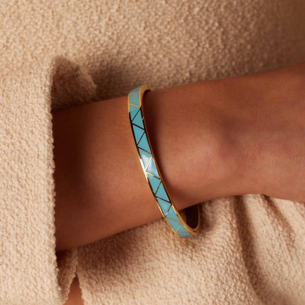 Stainless steel goldplated bangle met aqua