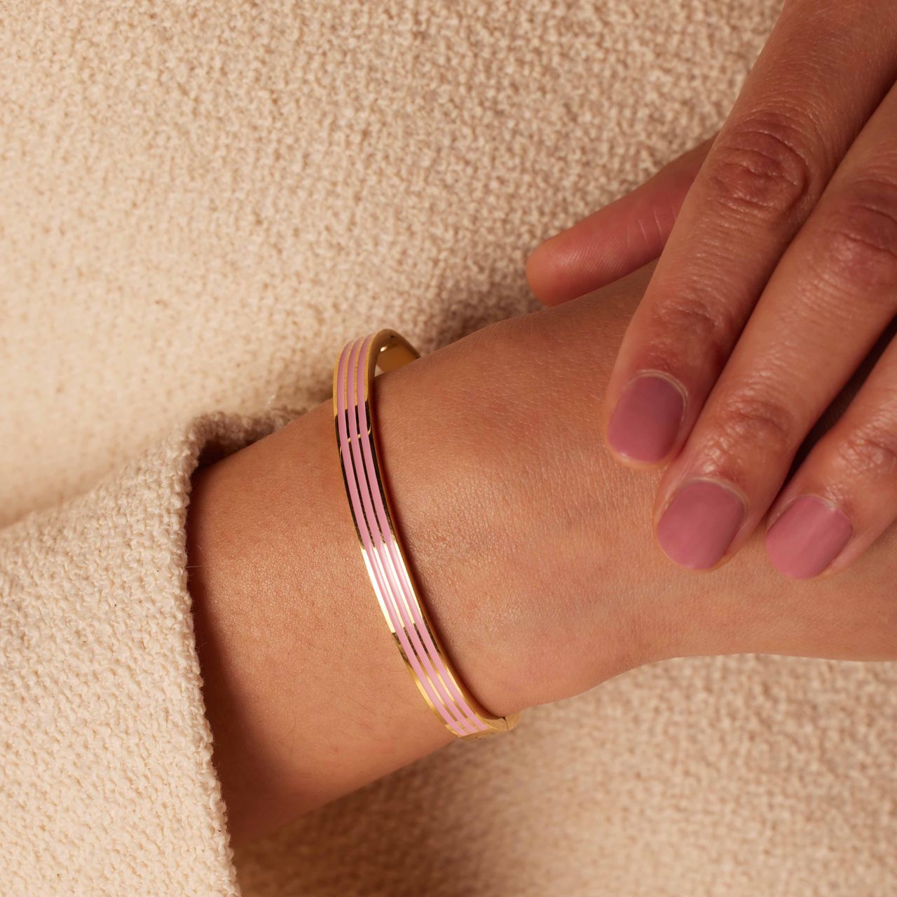 Stalen goldplated bangle met roze