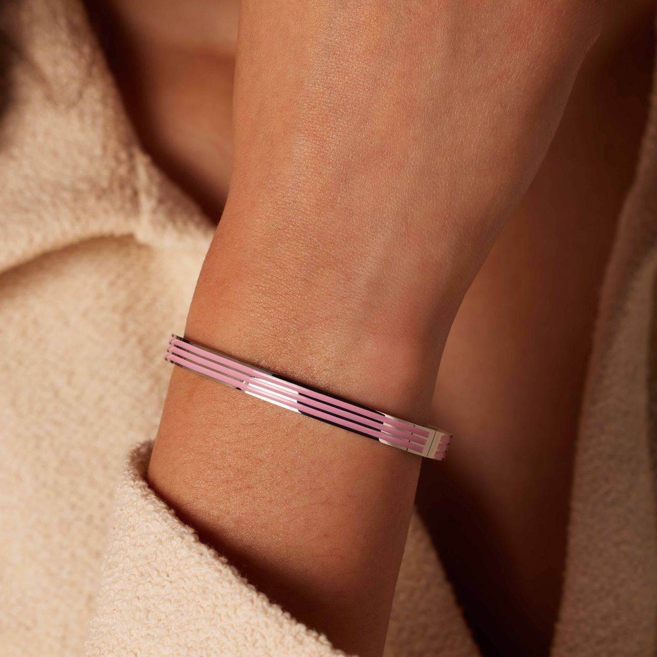 Stalen bangle met roze