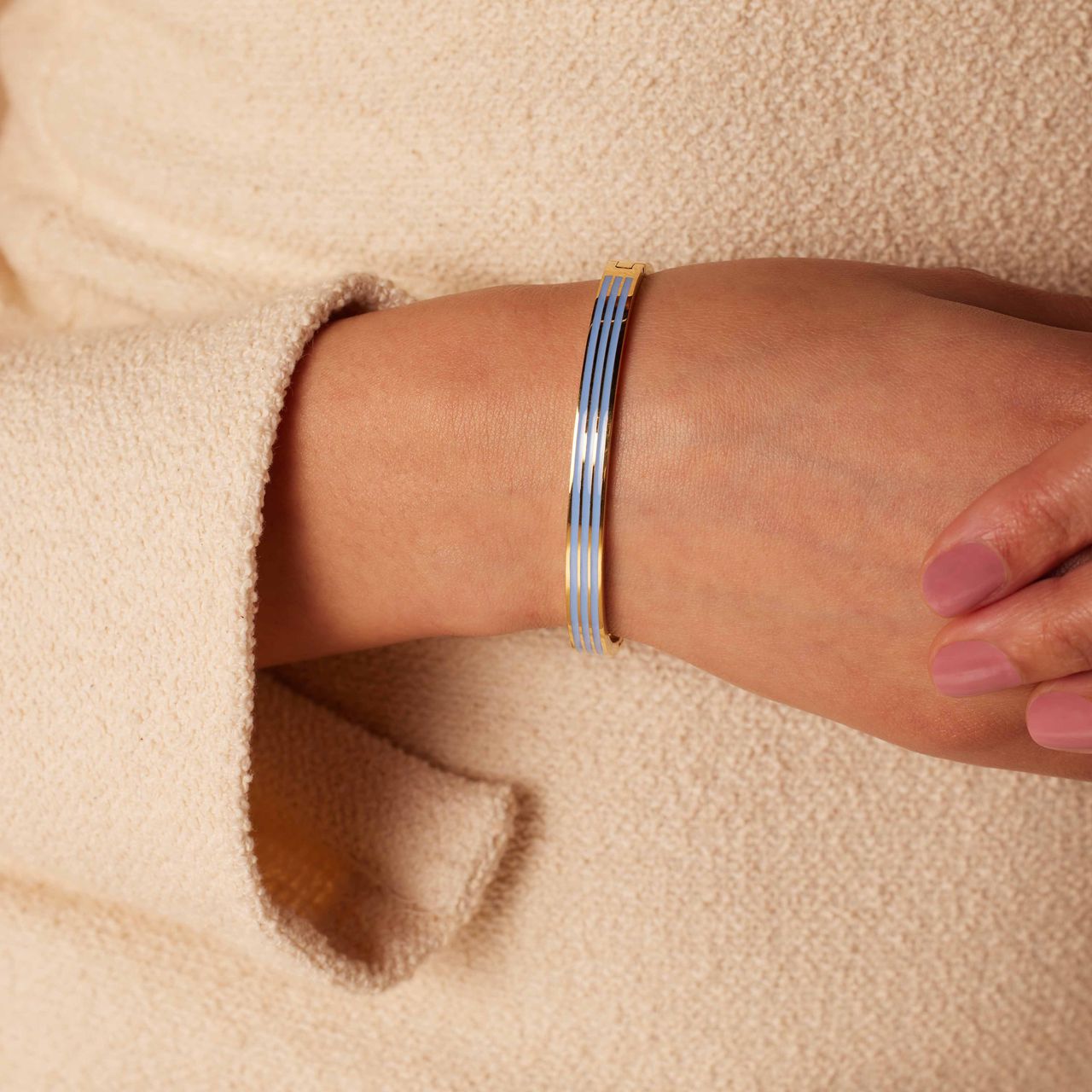 Stainless steel goldplated bangle met blauw