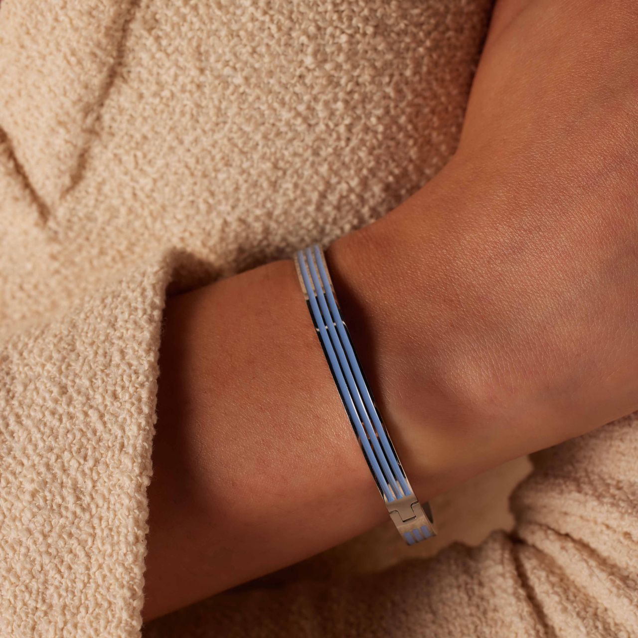 Stainless steel bangle met blauwe strepen