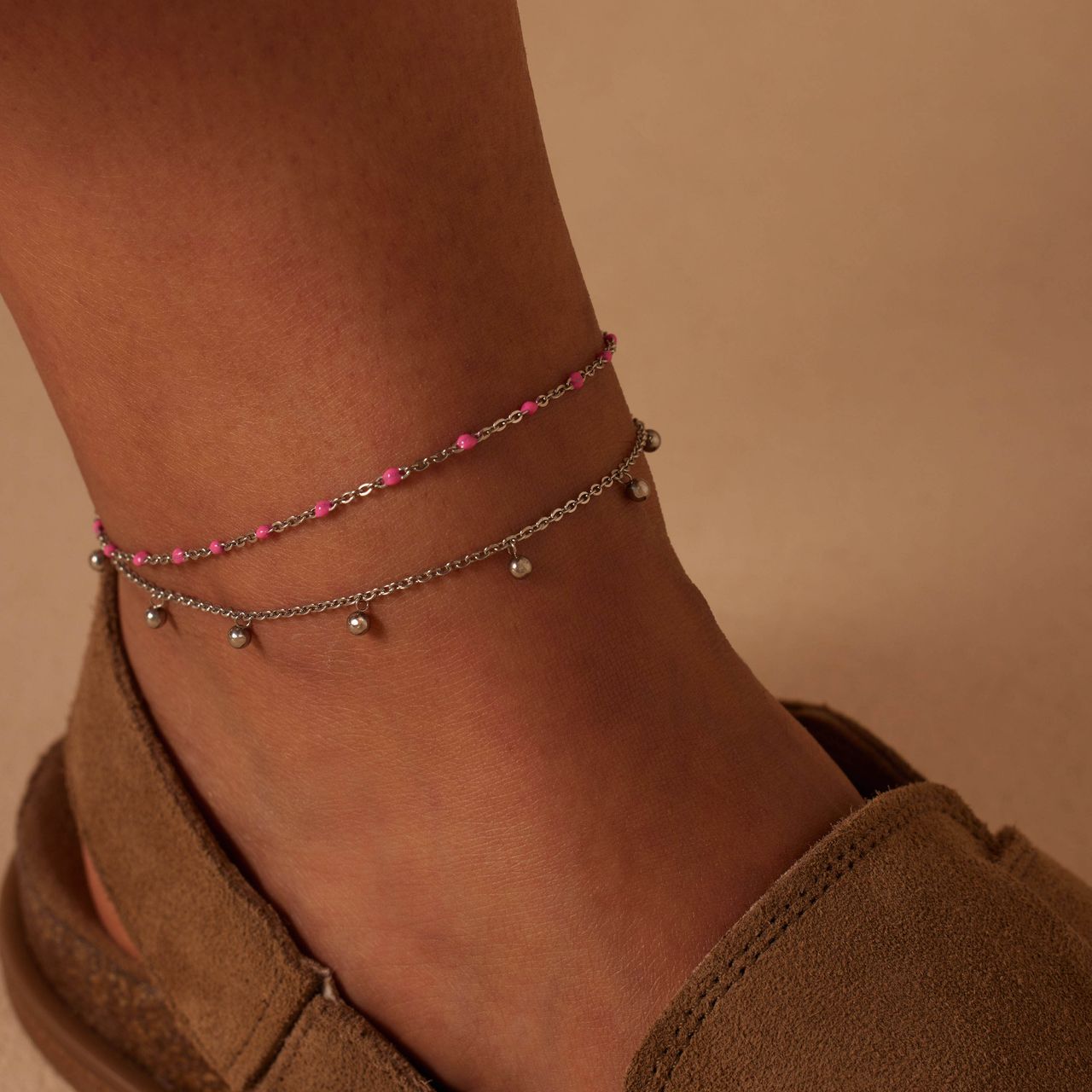 Dubbele stalen enkelband met bedeltjes fuchsia