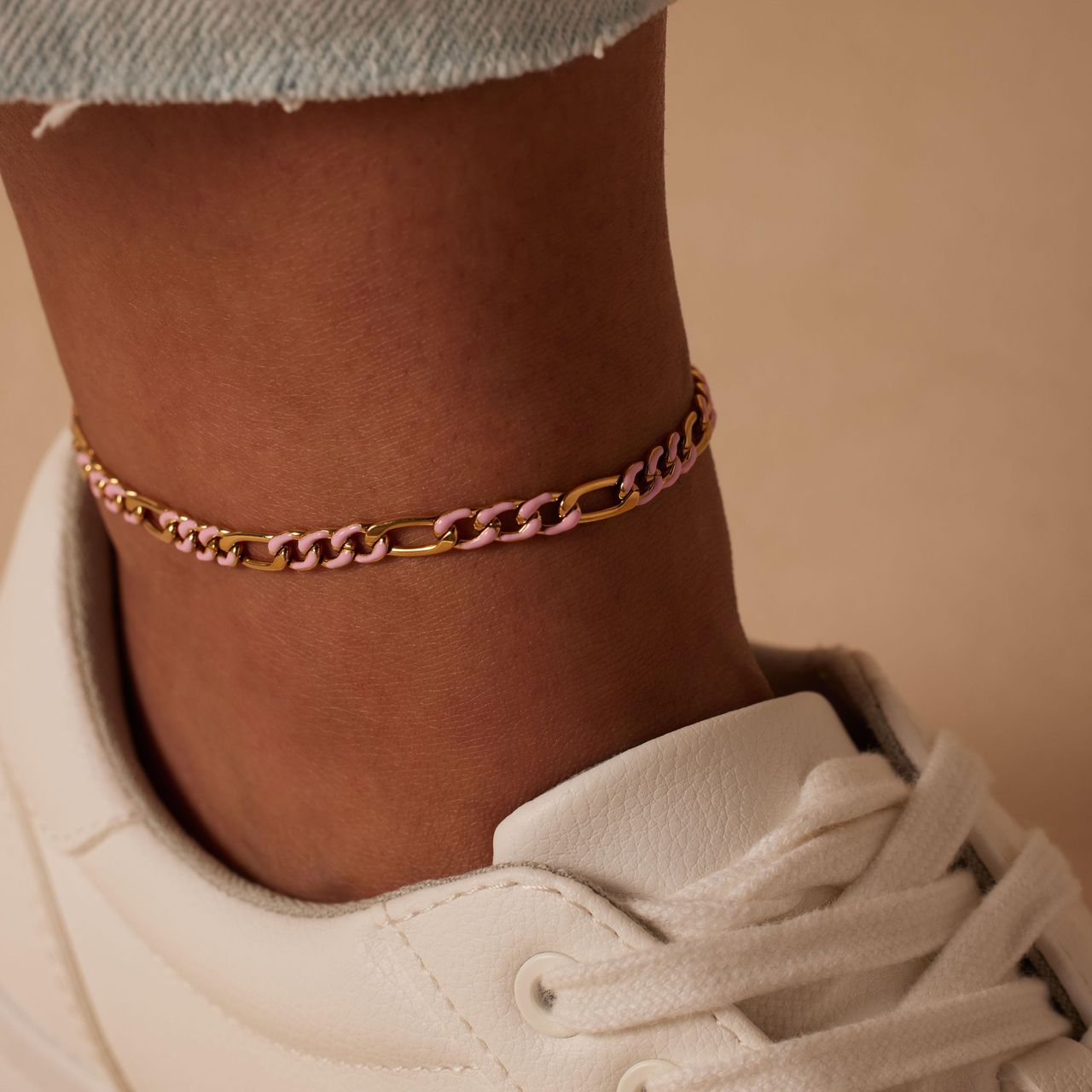 Stalen goldplated enkelband figaro lichtroze