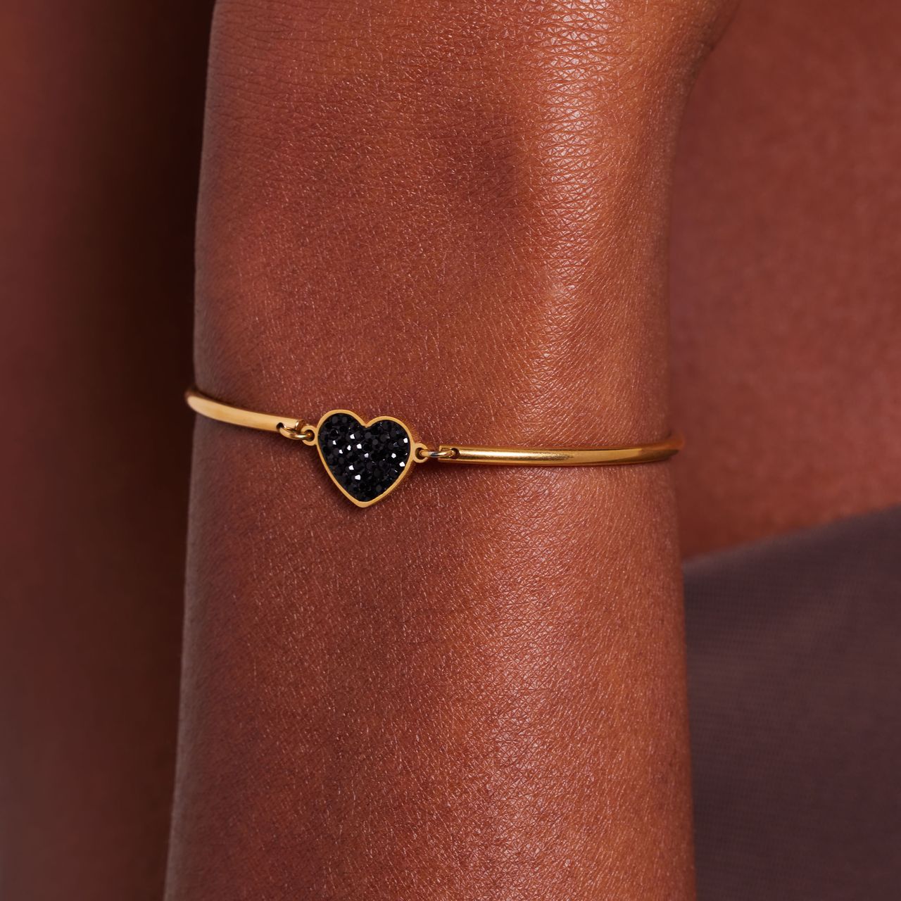 Stalen goldplated fantasiearmband met hanger hart met zwart kristal voor dames
