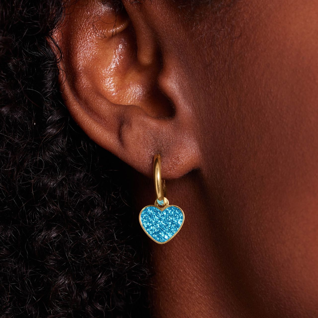 Stainless steel goldplated oorringen met hanger hart met aqua kristal aqua voor dames