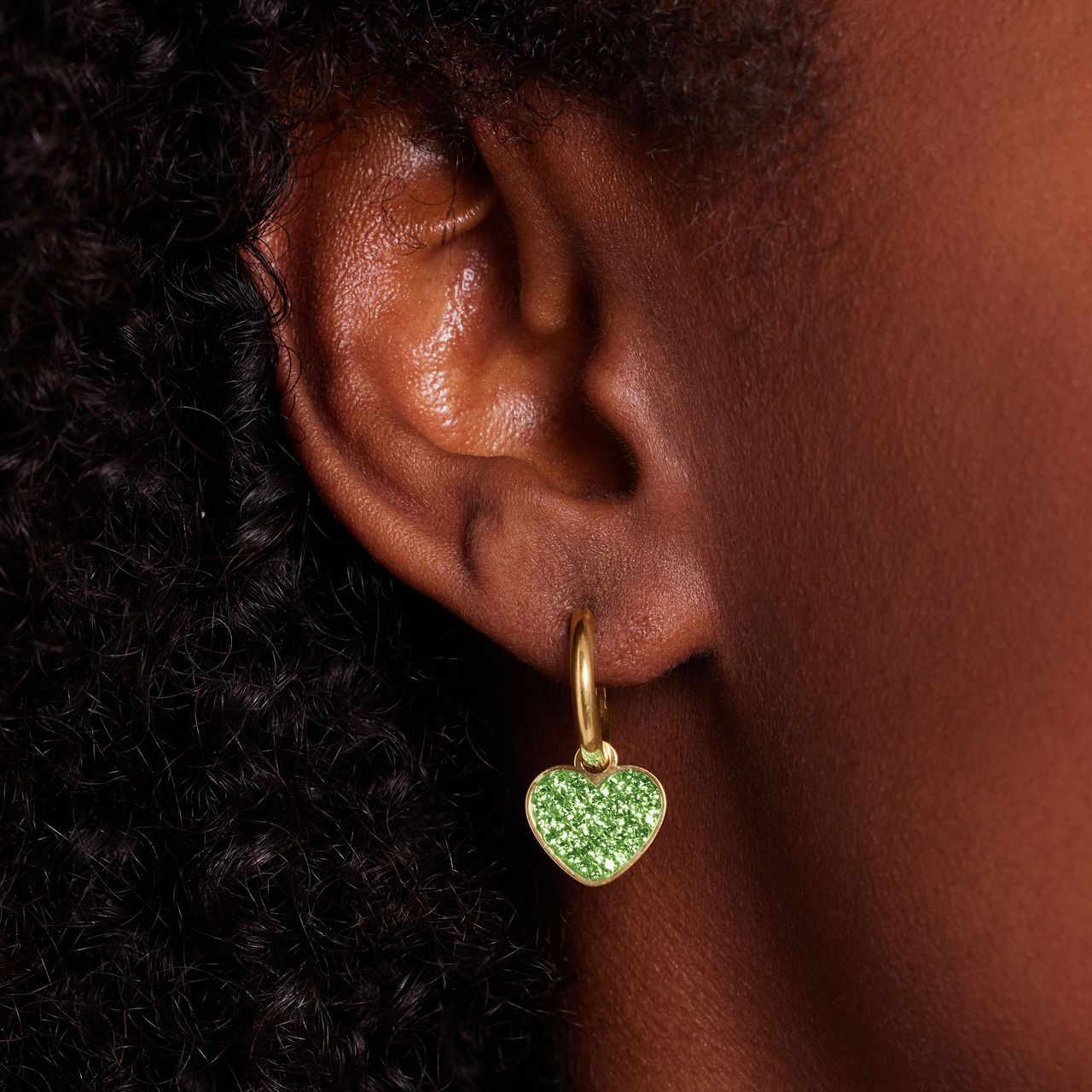Stalen goldplated oorringen met hanger hart met lichtgroen kristal peridot voor dames
