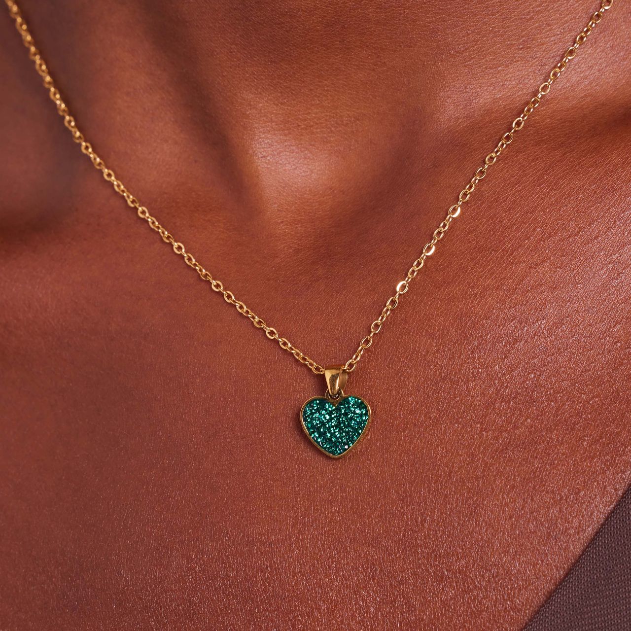 Stalen goldplated ketting met hanger hart met groen kristal voor dames