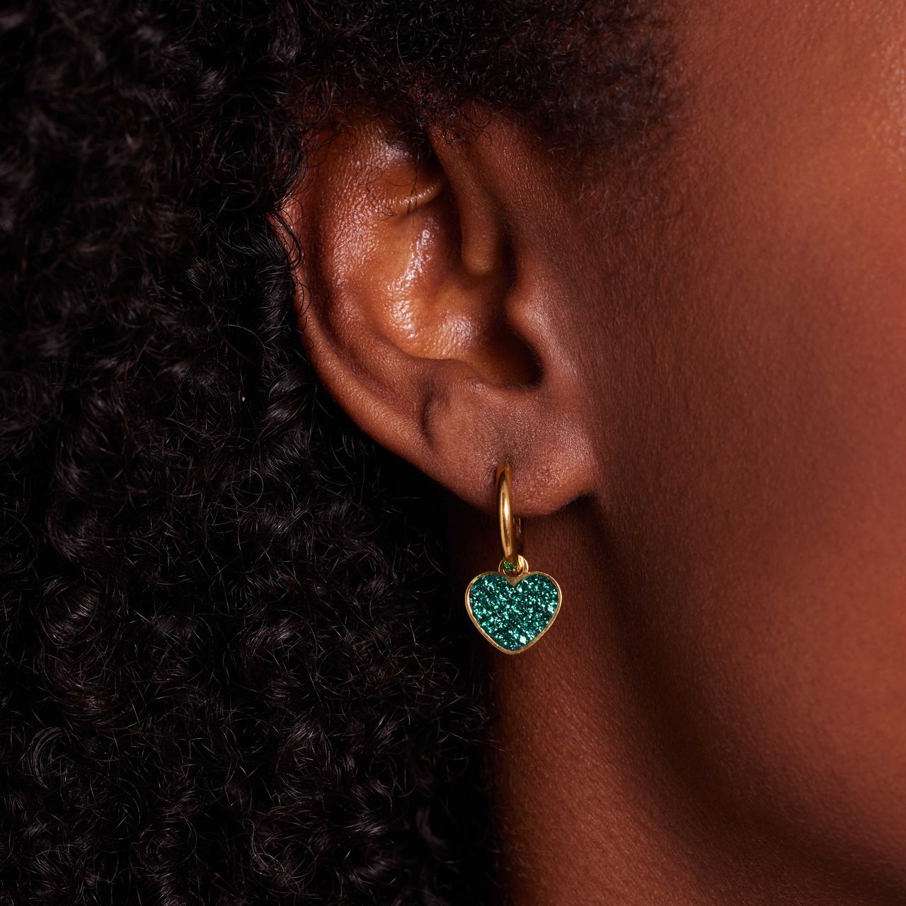 Stainless steel goldplated oorringen met hanger hart met groen kristal emerald voor dames