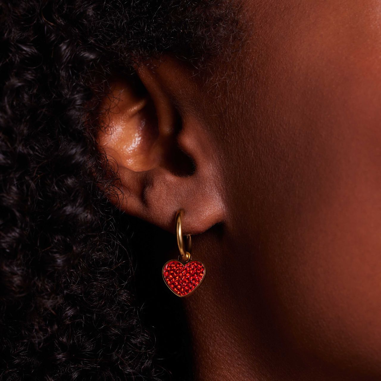 Stainless steel goldplated oorringen met hanger hart met rood kristal voor dames