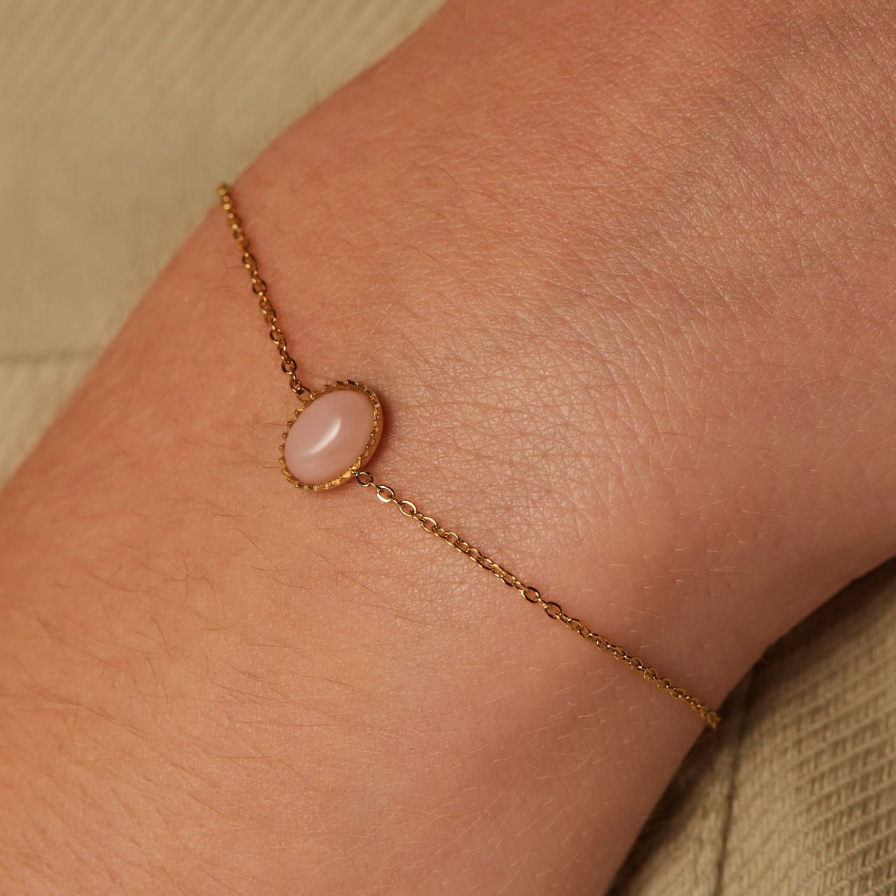 Stalen goldplated armband bol met rozenkwarts
