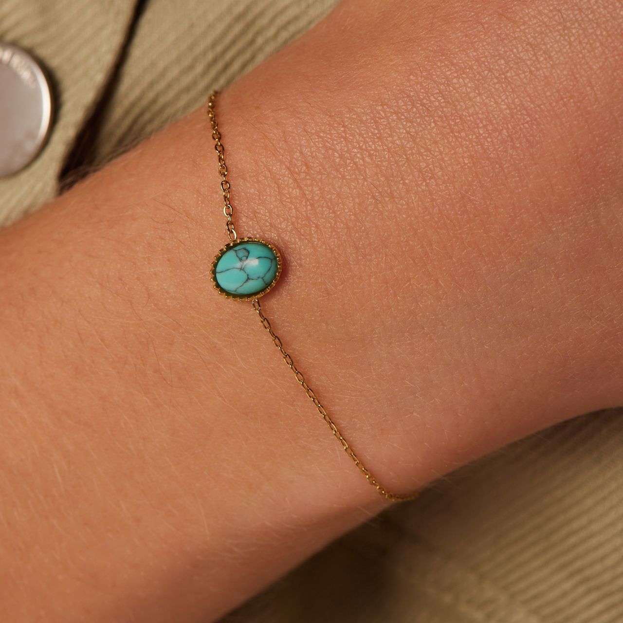 Stalen goldplated armband bol met turquoise