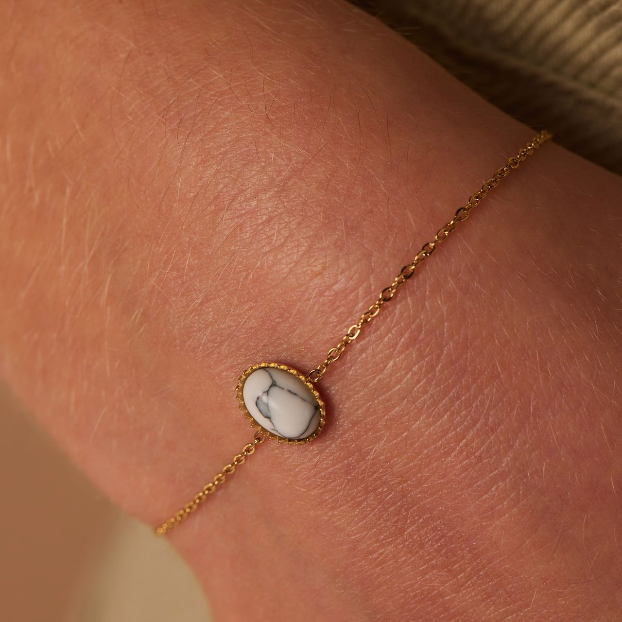 Stainless steel goldplated fantasiearmband met wit turquoise voor dames