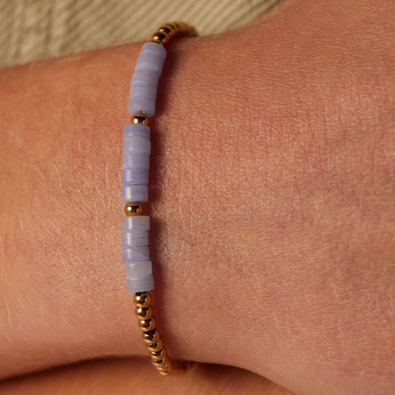 Armband aus Edelstahl, vergoldet, mit blauem Spitzenachat