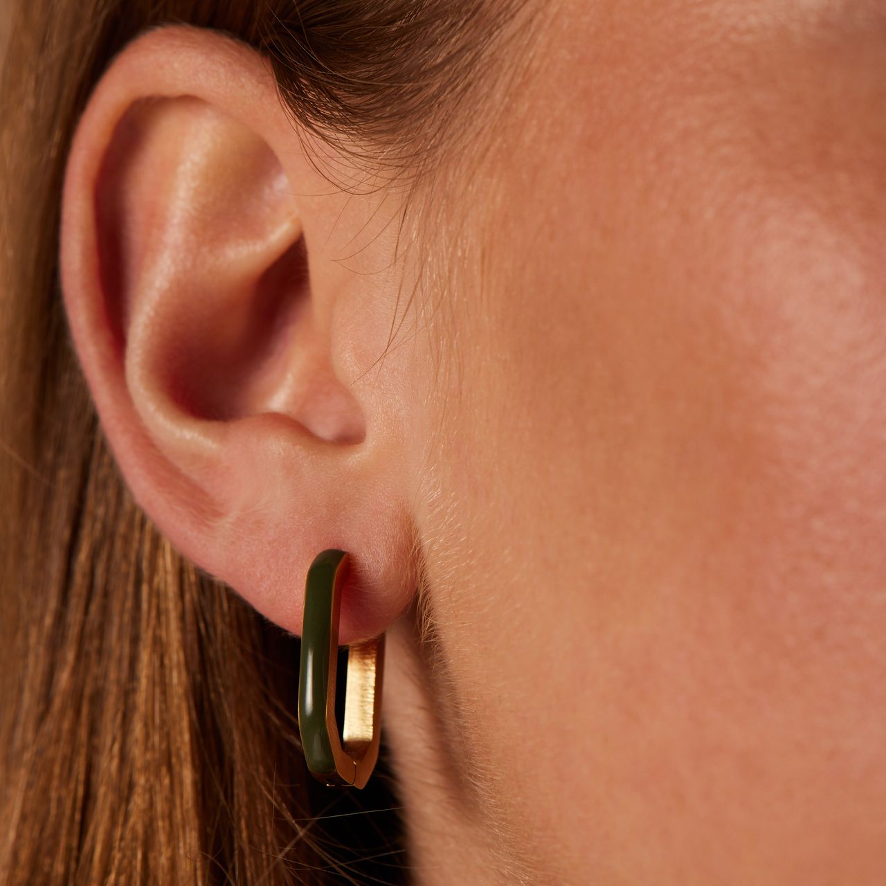 Stainless steel goldplated oorbellen met khaki emaille