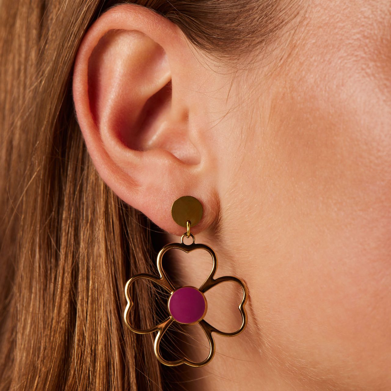 Stainless steel goldplated oorbellen bloem open bewerkt fuchsia voor dames