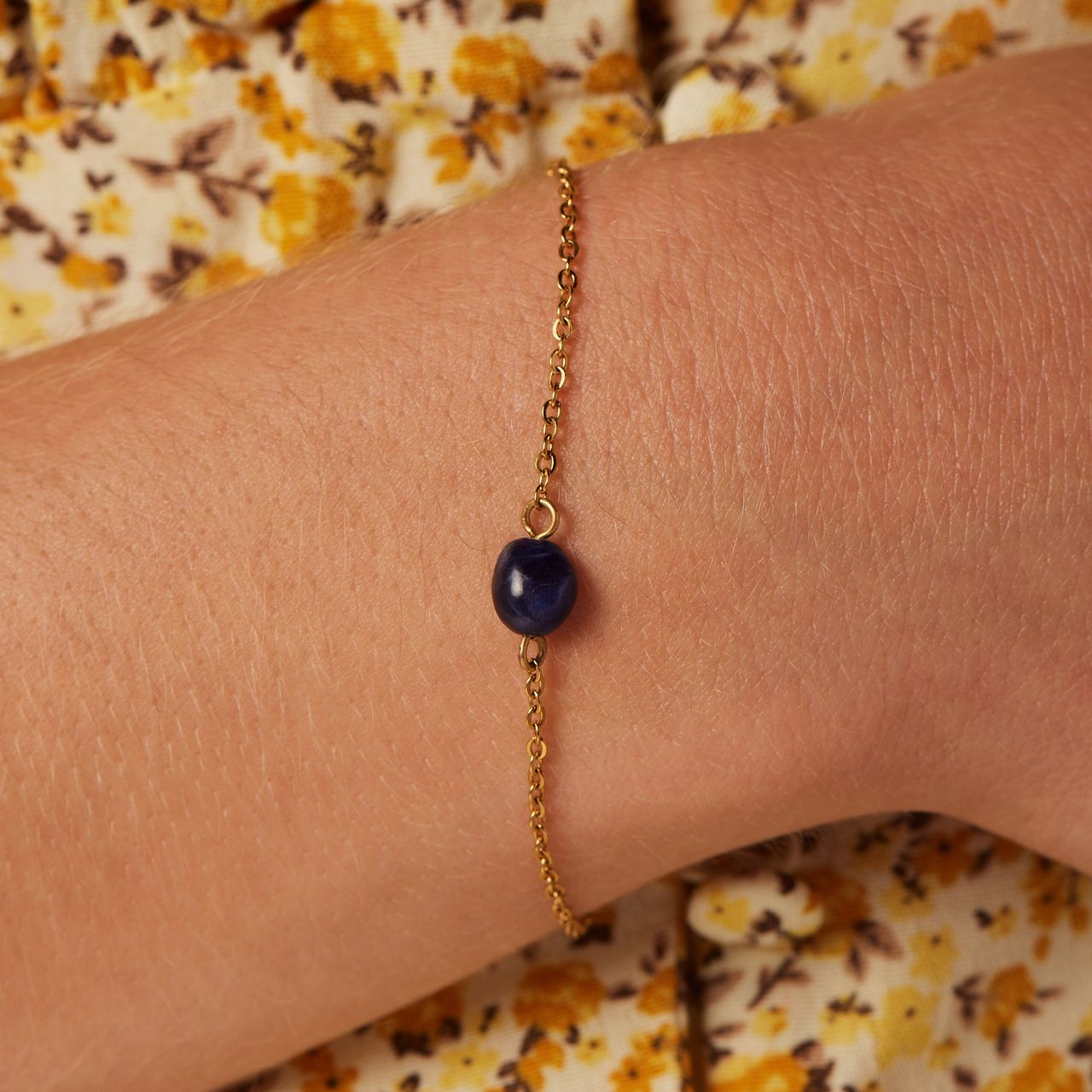 Stainless steel goldplated armband met blauwe steen