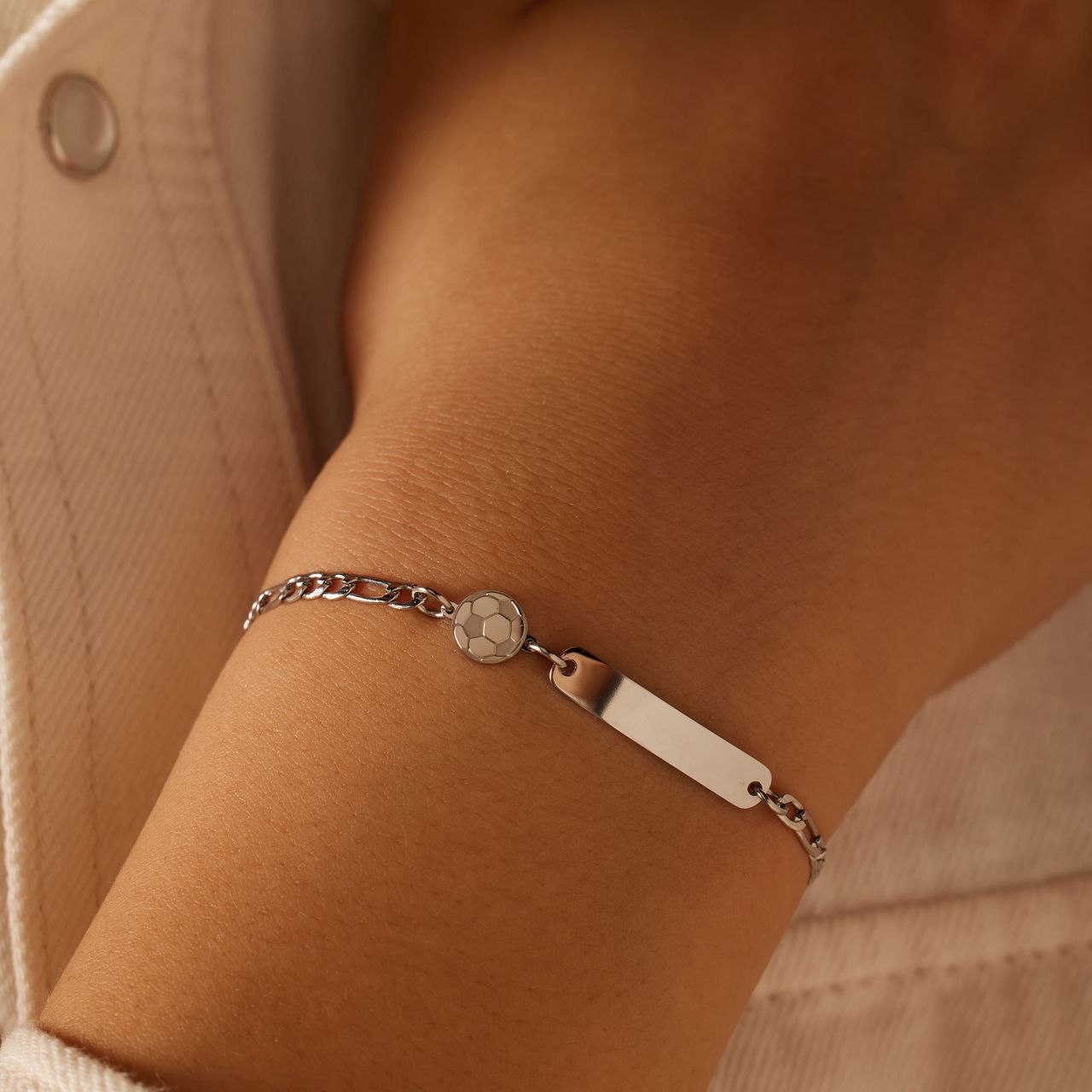 Plattenarmband aus Edelstahl mit Fußball