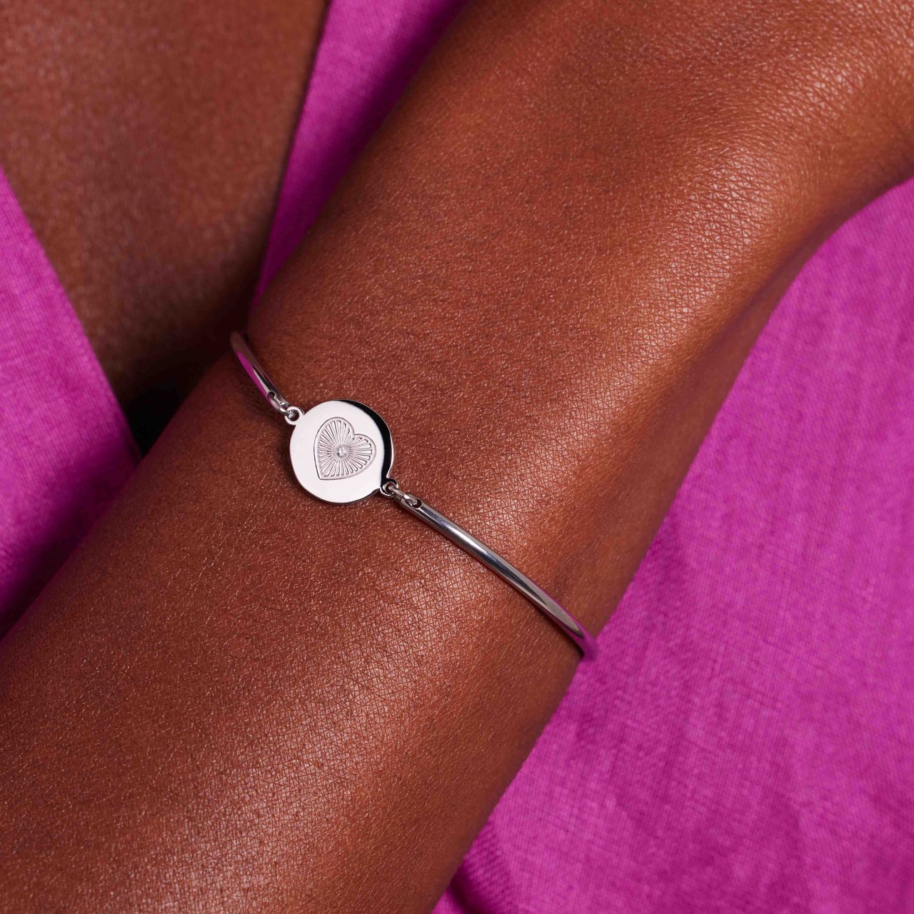 Armband aus Edelstahl mit Herz, verziert