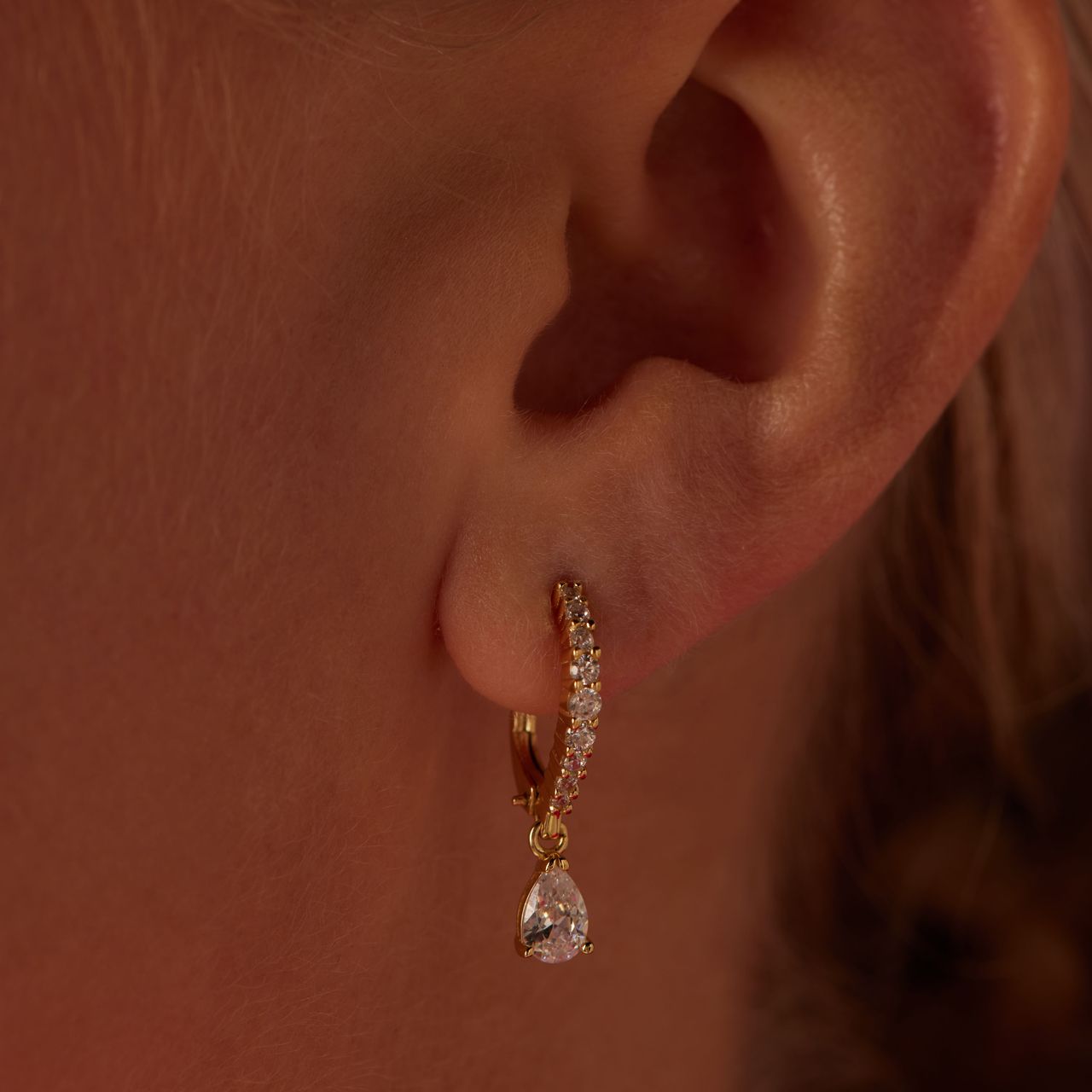 Zilveren goldplated oorringen druppel met zirkonia voor dames
