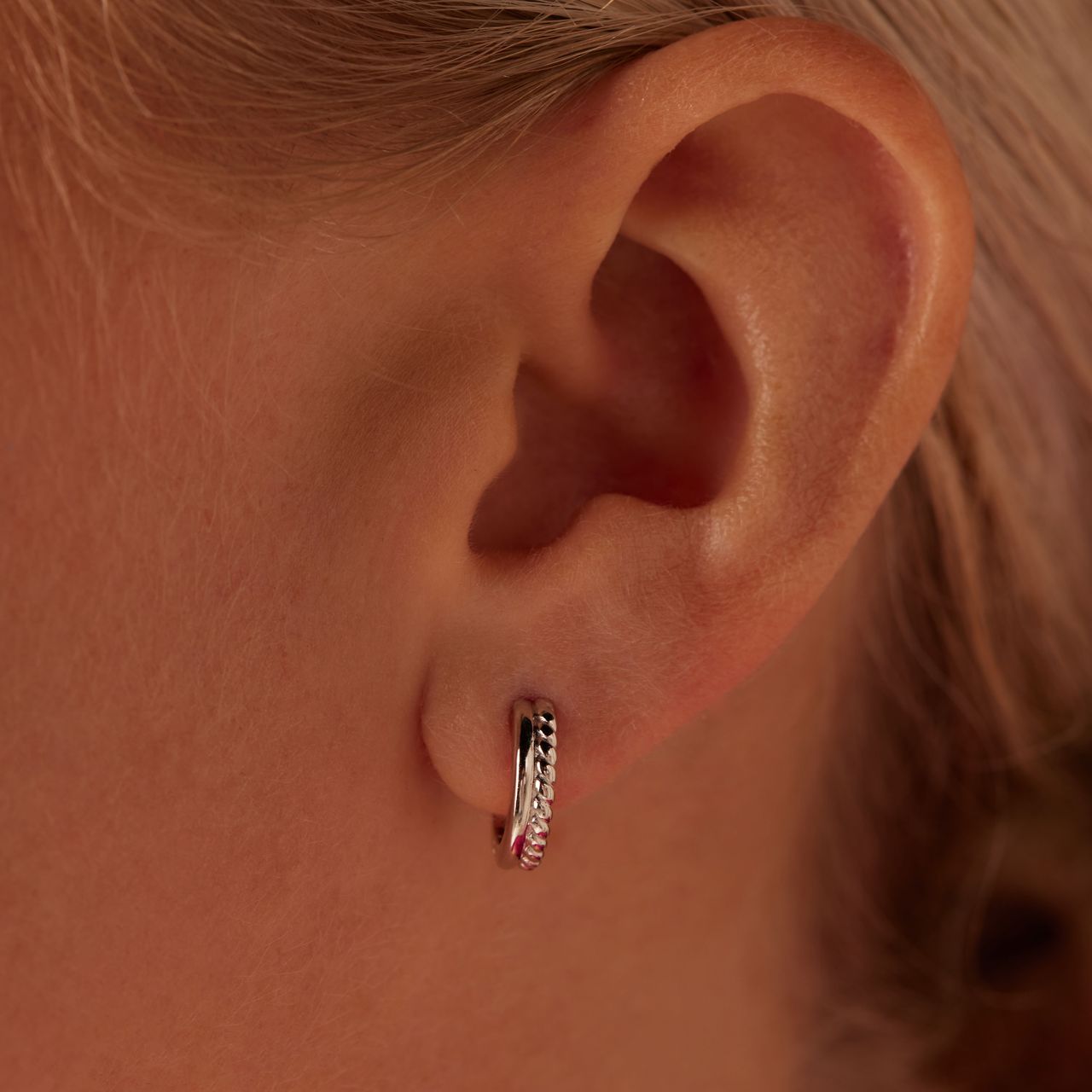 Zilveren oorringen met twist