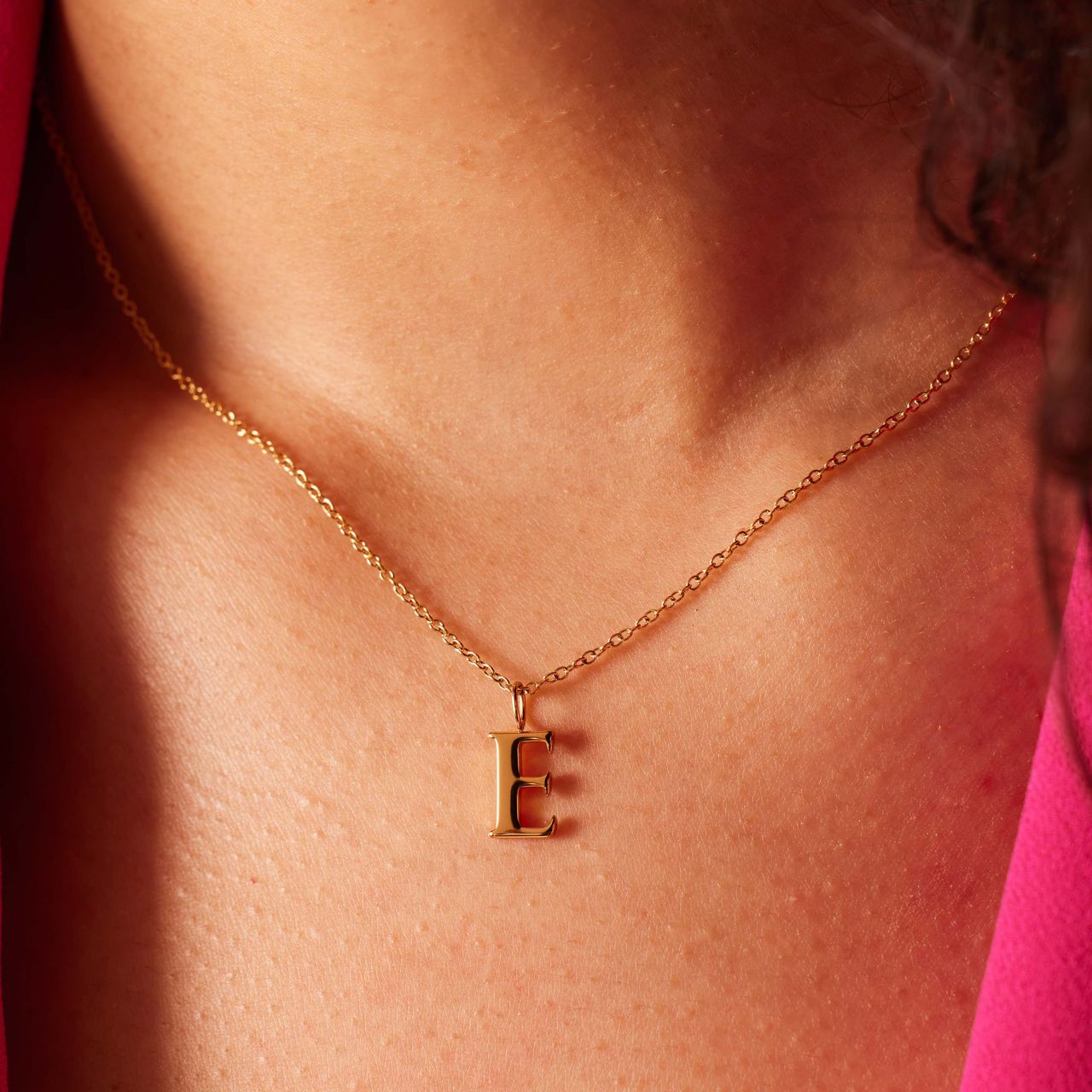 Stalen goldplated ketting met letterhanger E voor dames