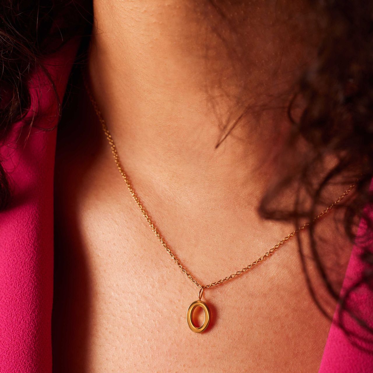 Stalen goldplated ketting met letterhanger O voor dames