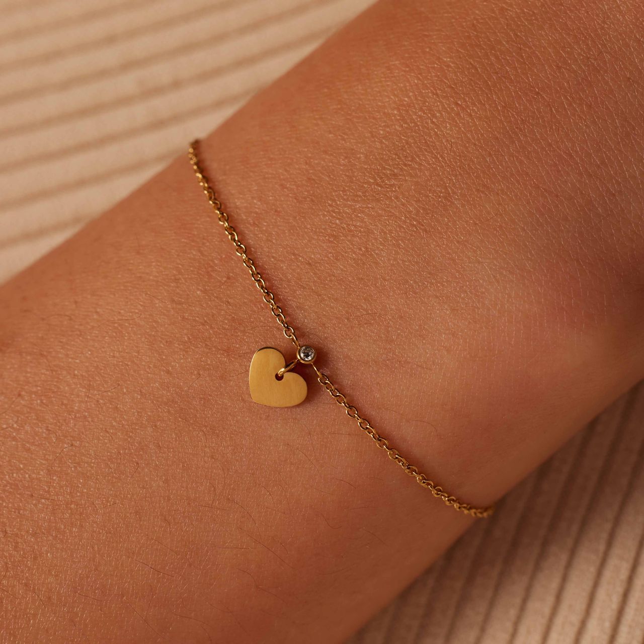Stalen goldplated bedelarmband met hanger hart met zirkonia voor dames