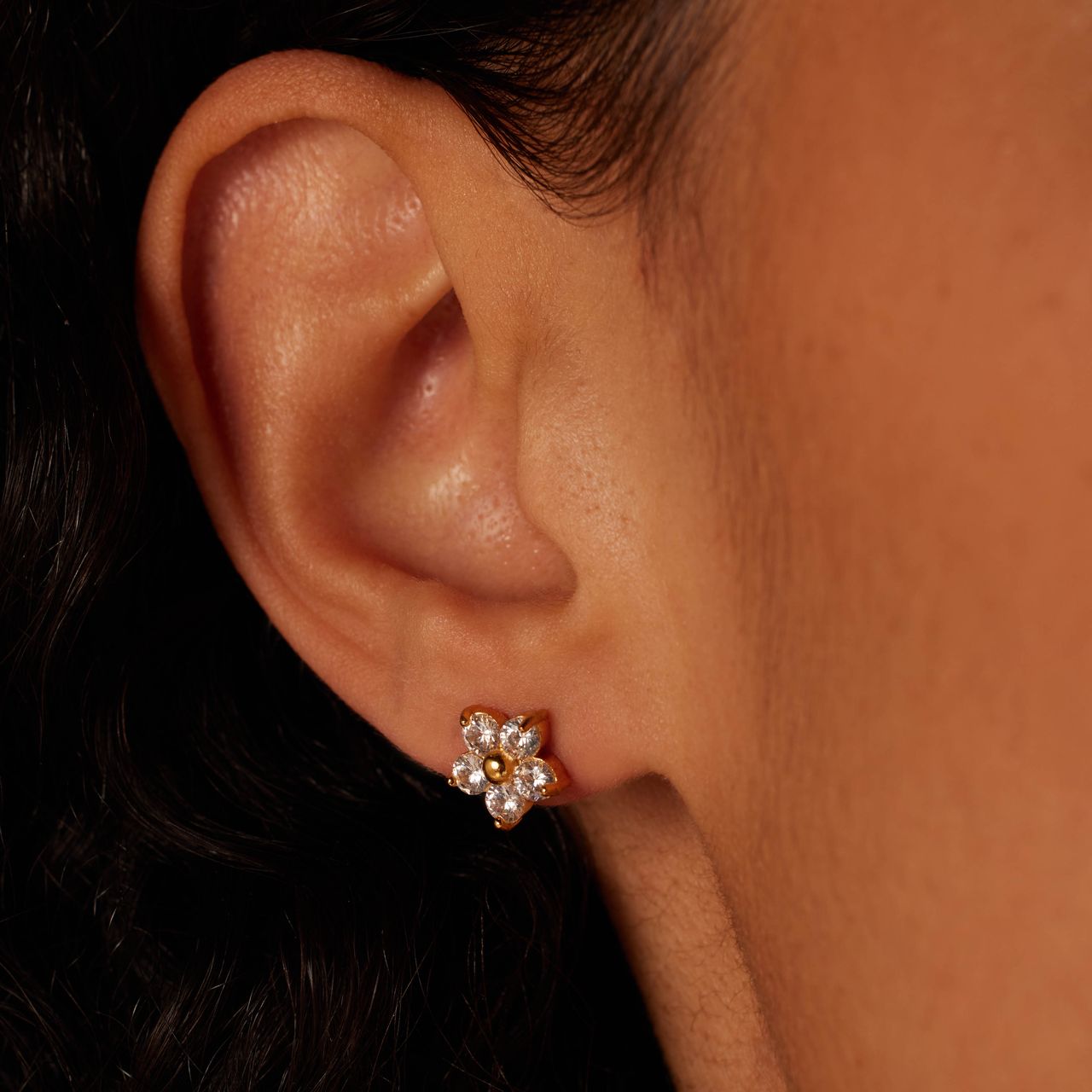 Stainless steel goldplated oorknoppen bloem met zirkonia wit