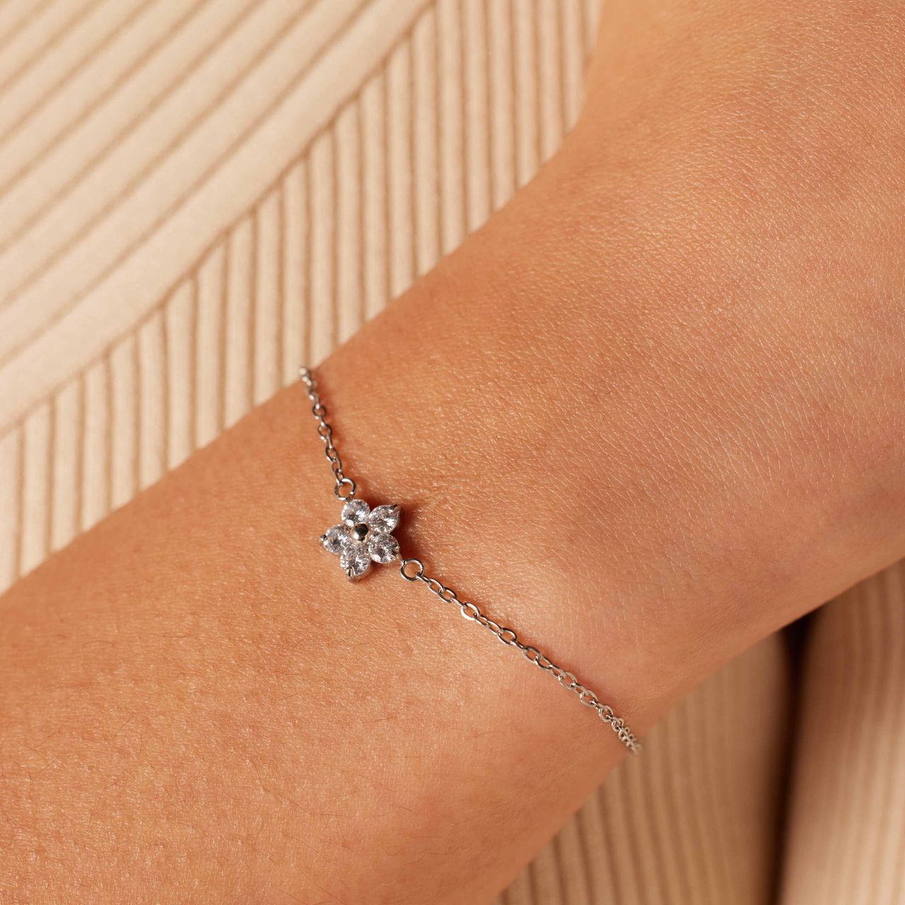Armband aus Edelstahl, Blume mit Zirkonia, Weiß