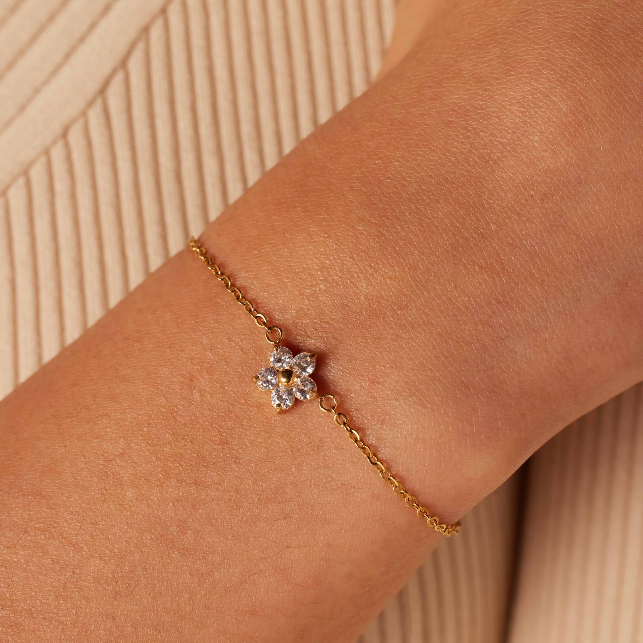 Stainless steel goldplated armband bloem met zirkonia wit