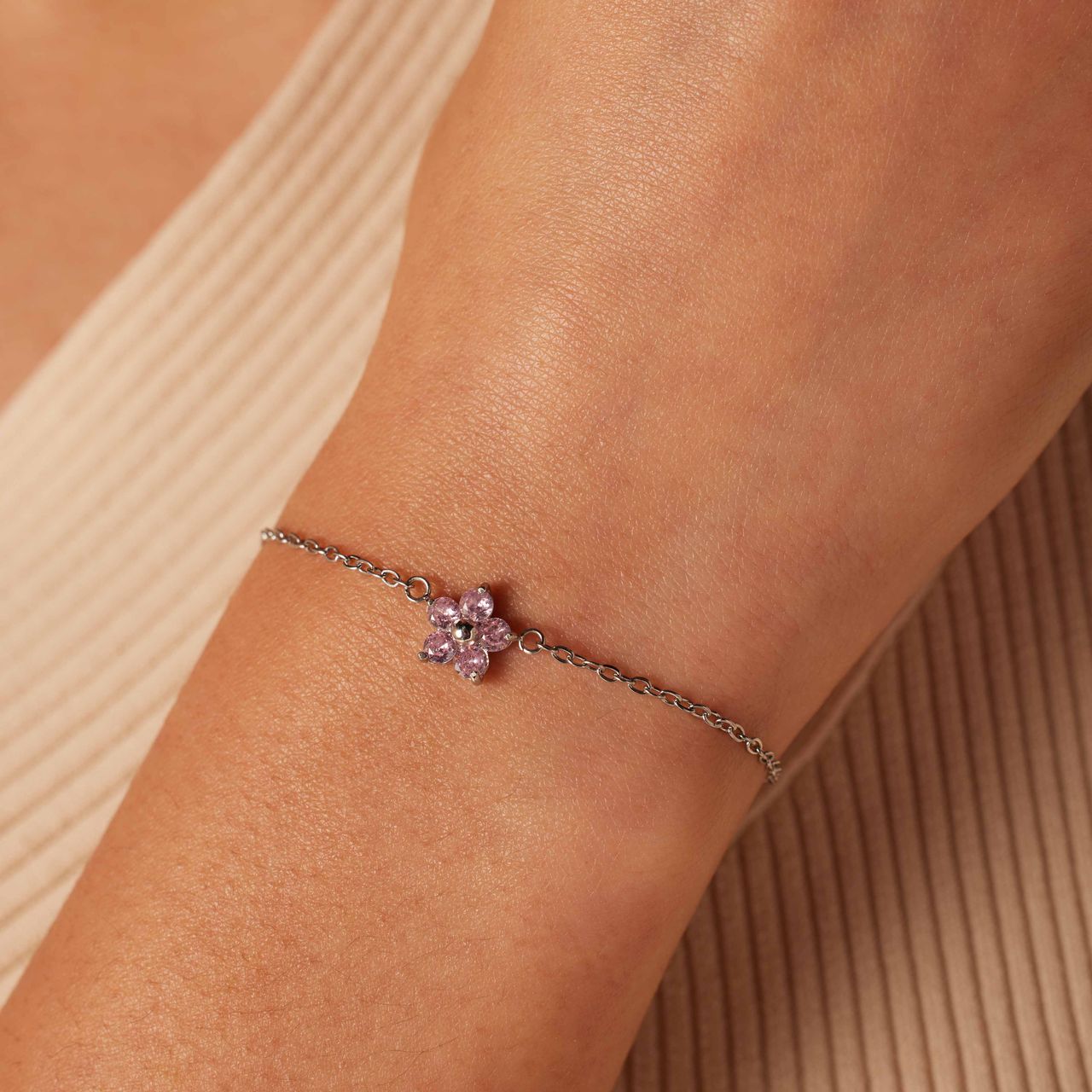 Armband aus Edelstahl, Blume mit Zirkonia, Hellrosa