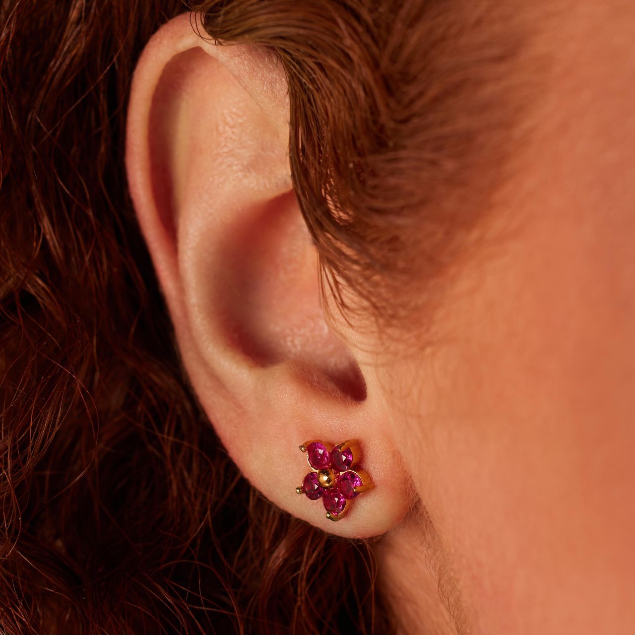 Stalen goldplated oorknoppen bloem met zirkonia donkerroze voor dames