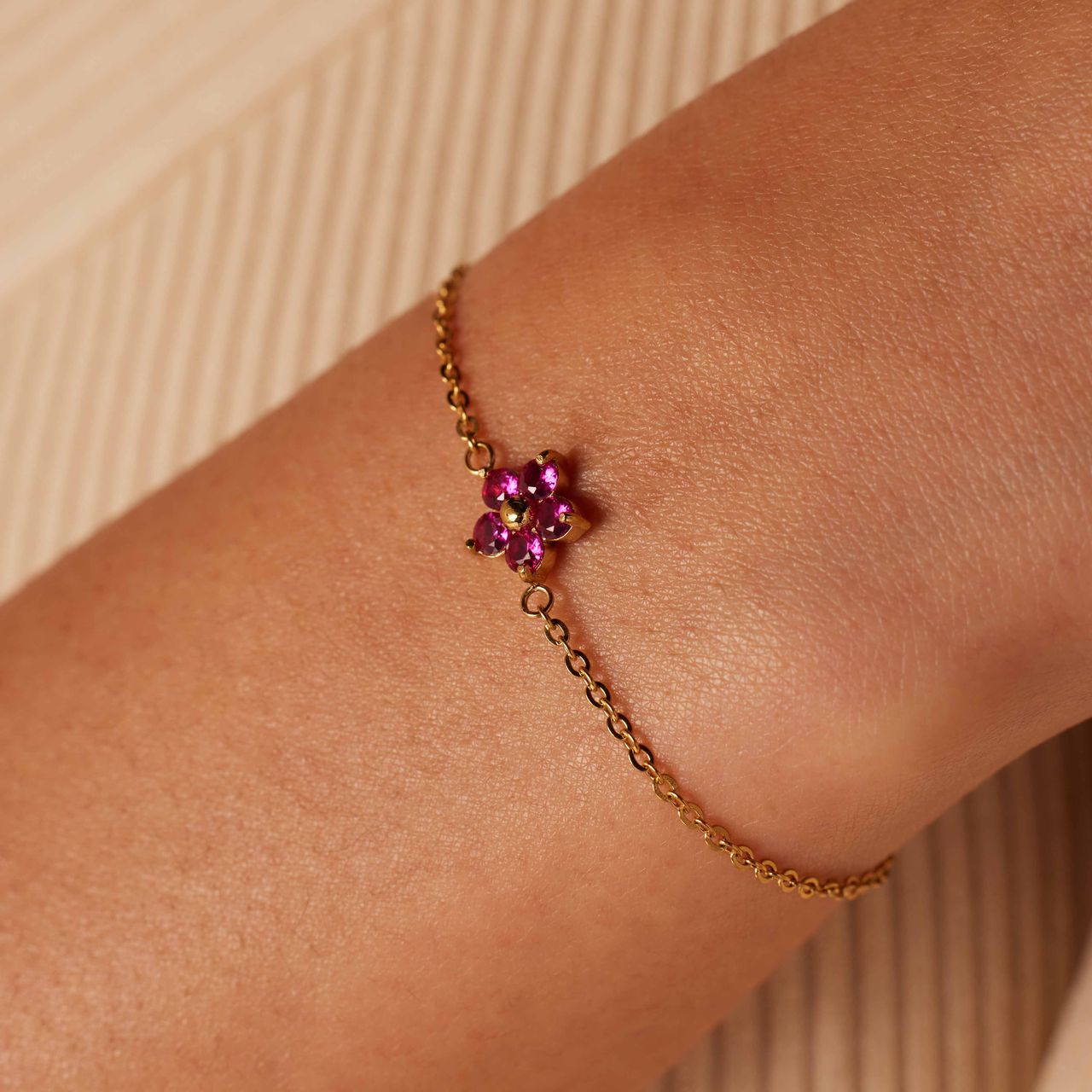 Stalen goldplated armband bloem zirkonia donkerroze