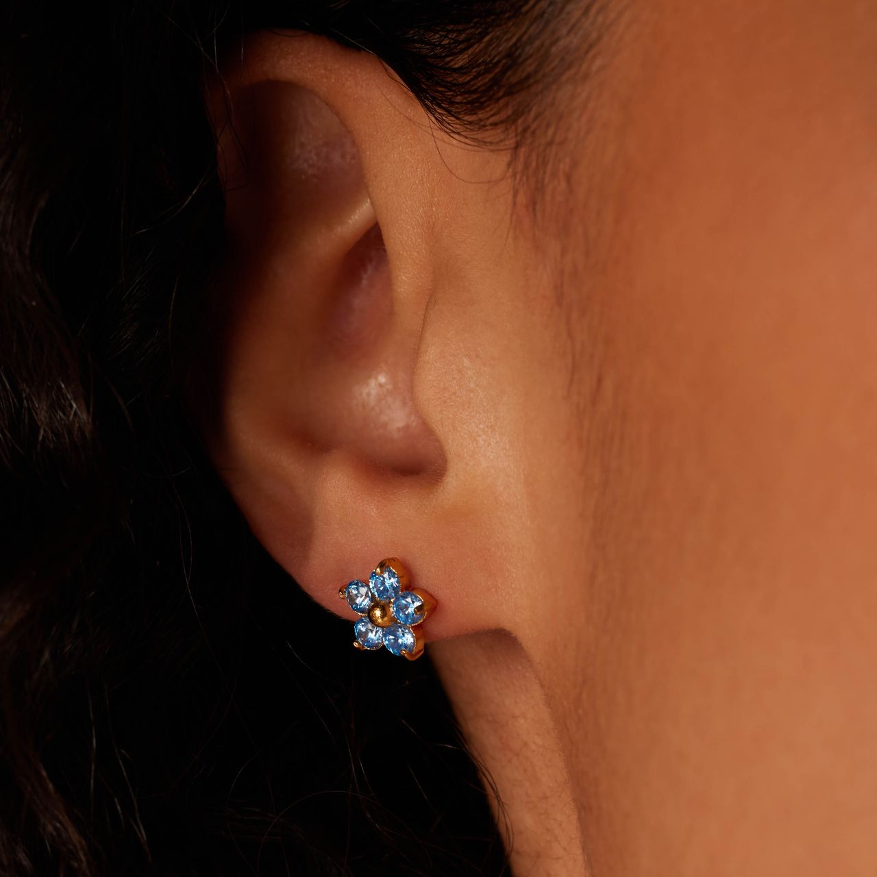 Stalen goldplated oorknoppen bloem met zirkonia aqua voor dames