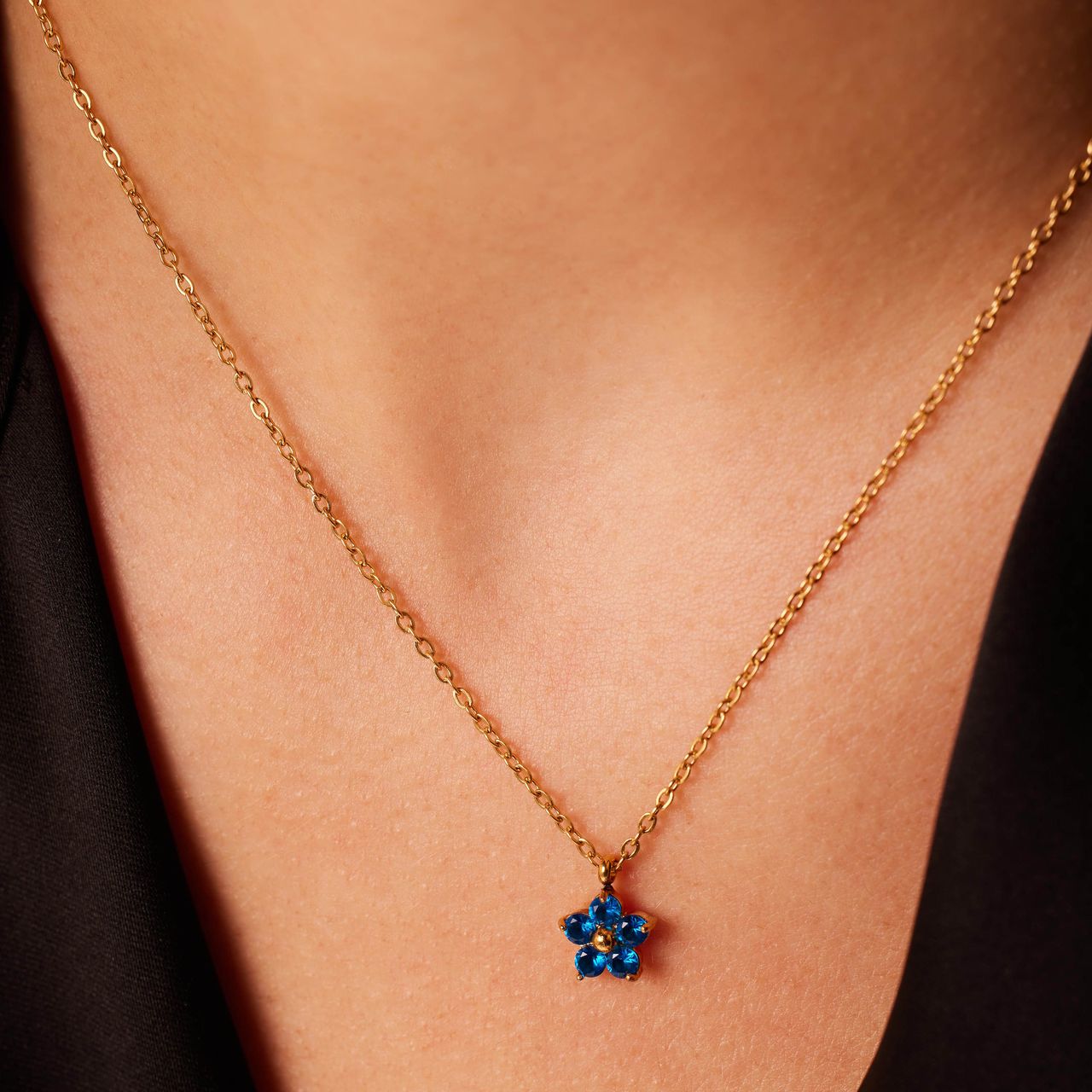 Halskette aus Edelstahl, vergoldet, Blume mit Zirkonia, blauer Topas